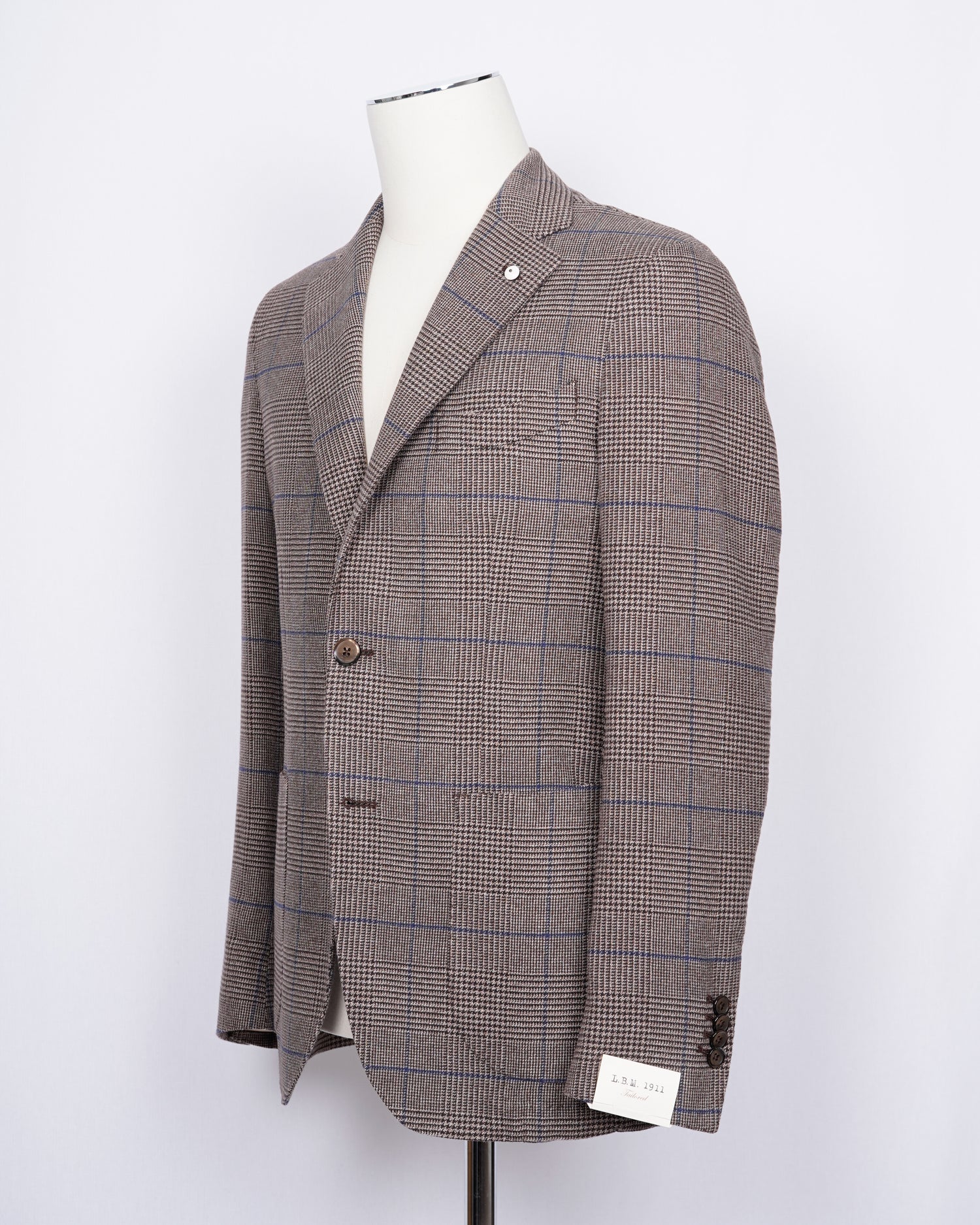 Regular fit Fits true to the size. If in doubt of your size, please contact us HERE Unlined Unconstructed shoulder 2 Buttons Side vents Notch lapel Patch pockets Composition: 100% cotton Color: Brown/Beige with a hint of blue. Modello: 2815 Article: 05225/1 Made in Italy Green L.B.M. 1911 brushed cotton jacket with a beautiful brown glen check with blue over check. Unconstructed shoulder and unlined structure combined with the soft brushed cotton are guaranteed to make you smile once you try it on.