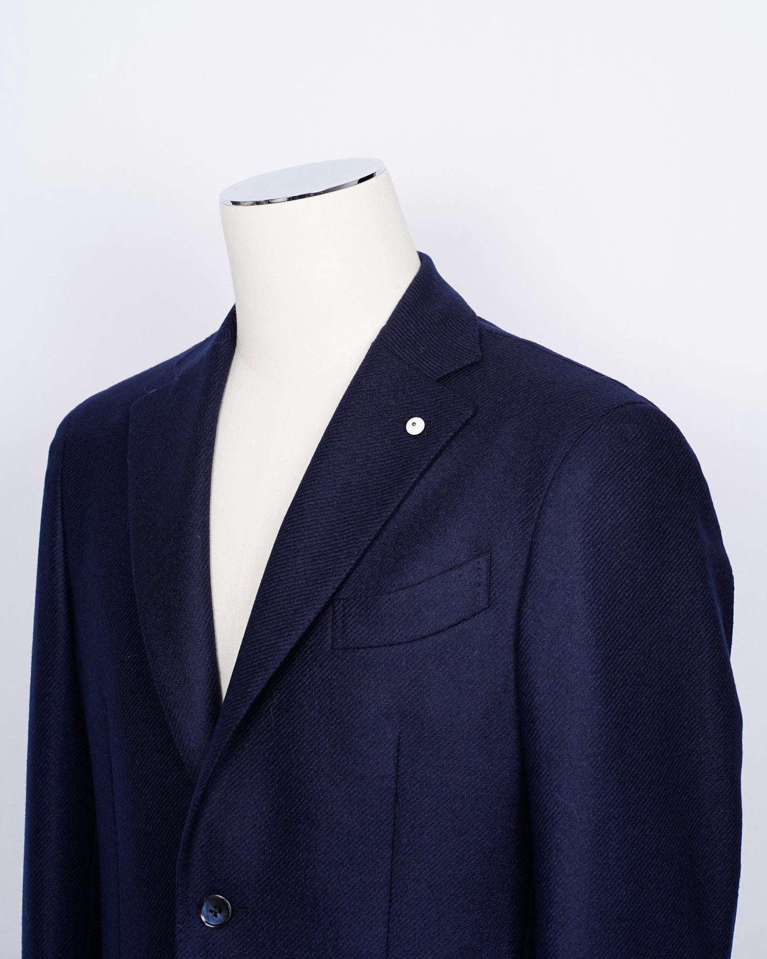 Regular fit Fits true to the size. If in doubt of your size, please contact us HERE Unlined Unconstructed shoulder 2 Buttons Side vents Notch lapel Patch pockets Composition: 95% wool, 5% cashmere Color: Green Modello: 2898 Article: 02206/1 Made in Italy Blue L.B.M. 1911 wool & cashmere jacket. Wool gives the Unconstructed shoulder and unlined structure. Wool brings the durability and cashmere the soft and luxurious touch. Perfect jacket for almost any semiformal occasion in autumn and winter.