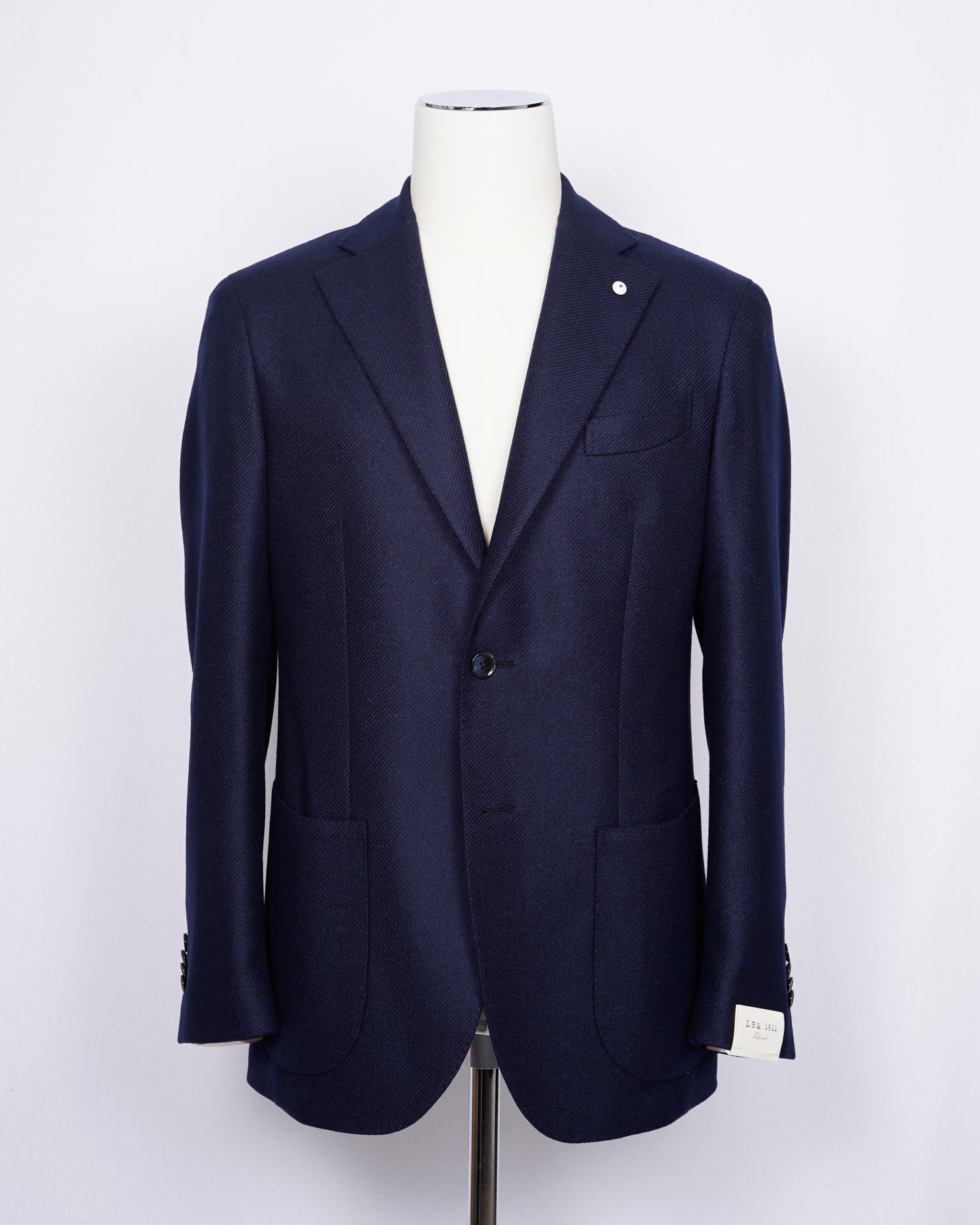 Regular fit Fits true to the size. If in doubt of your size, please contact us HERE Unlined Unconstructed shoulder 2 Buttons Side vents Notch lapel Patch pockets Composition: 95% wool, 5% cashmere Color: Green Modello: 2898 Article: 02206/1 Made in Italy Blue L.B.M. 1911 wool & cashmere jacket. Wool gives the Unconstructed shoulder and unlined structure. Wool brings the durability and cashmere the soft and luxurious touch. Perfect jacket for almost any semiformal occasion in autumn and winter.