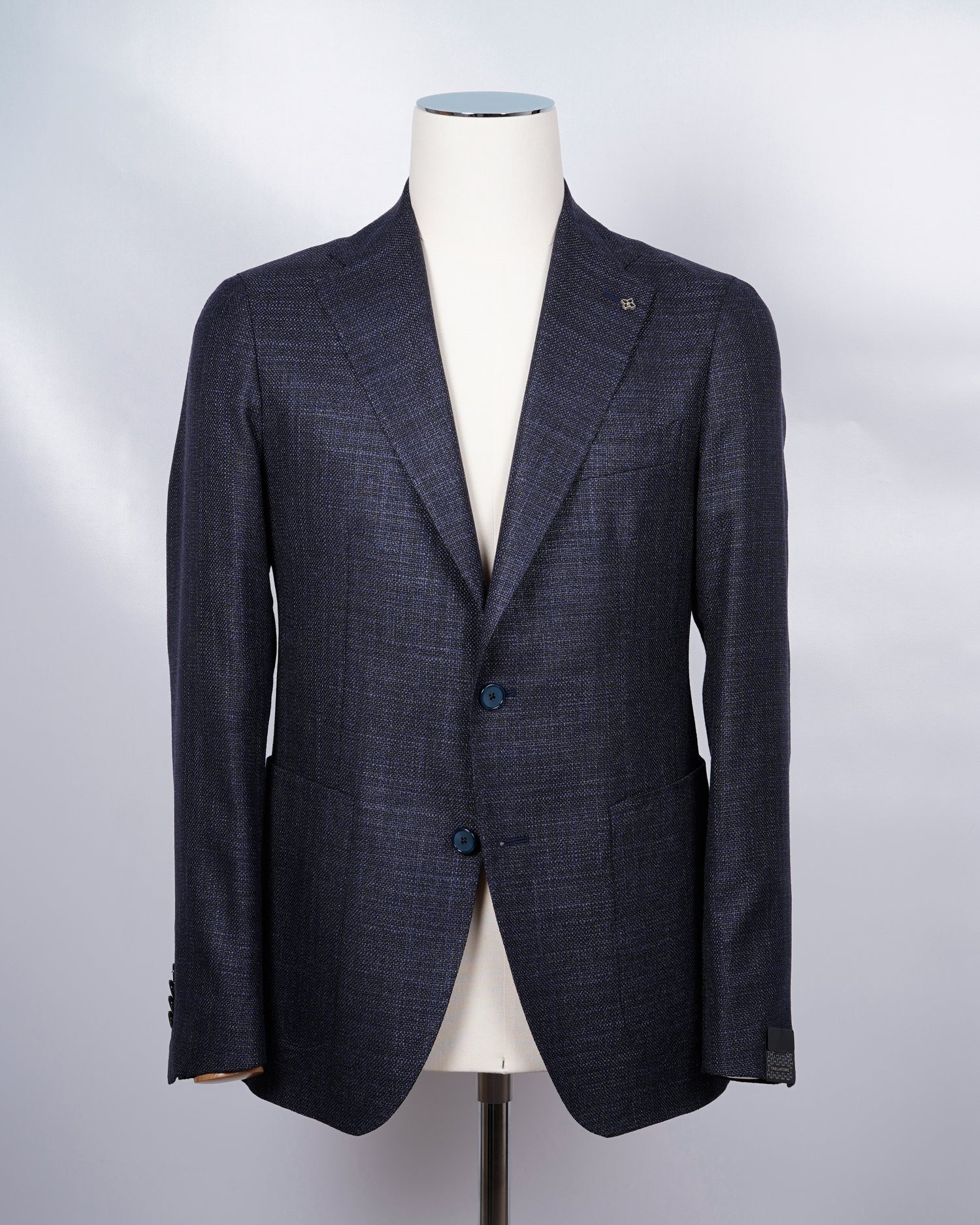 Composition: 90% Wool, 10% SIlk Oxygen Color: BLUE GREY MELANGE Modello: Montecarlo / 1SMC22K Article: 03UEG110 Colore: B3073 Slim fit. Take your normal size Unlined Unconstructed shoulder 2 Buttons Side vents Notch lapel Patch pockets Made in Italy tagliatore