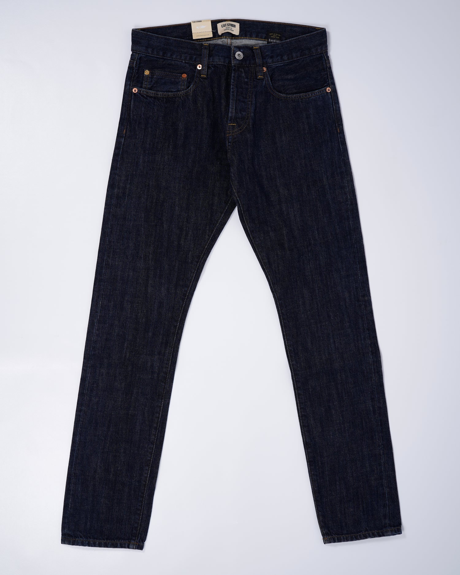 This 13oz Selvedge from Candiani has a solid indigo color throughout the garment, allowing for personal wear and patina, while the Rinsed wash keeps the jeans from dry-bleeding on other fabric. Classic 5 pocket jeans Mod. M3 13 oz. 100% Cotton Made in Italy