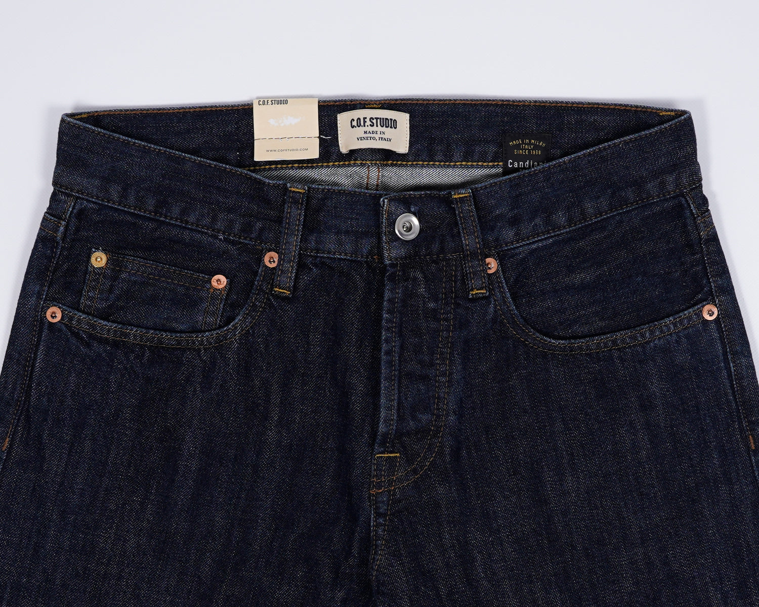 This 13oz Selvedge from Candiani has a solid indigo color throughout the garment, allowing for personal wear and patina, while the Rinsed wash keeps the jeans from dry-bleeding on other fabric. Classic 5 pocket jeans Mod. M3 13 oz. 100% Cotton Made in Italy