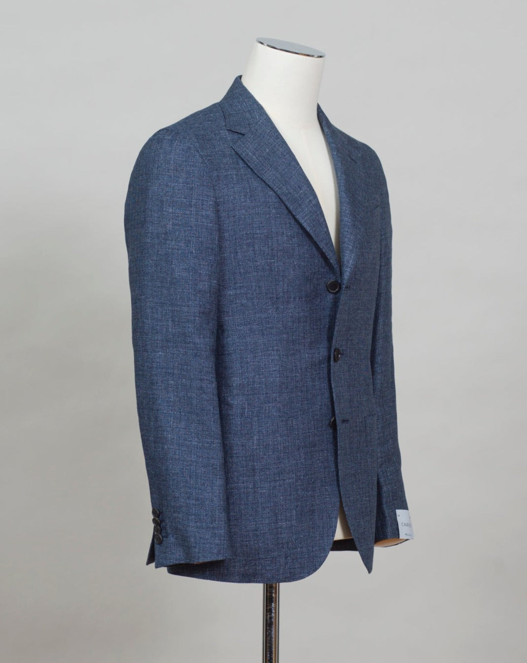 Caruso blazer impeccably tailored in Soragna, Parma, Italy. Stunning lightness and ease of movement without losing the classic tailored elegance. These are some of the ingredients that make Italian tailoring world famous and you can find it all in Caruso garments. Beautiful handmade detailing and naturally with a full canvas structure inside. CARUSO Blazer Model Tosca Art. 501426 BF2CM304A 58% Linen 42% Wool 2 Patch Pockets Side vents Half Lined Regular fit