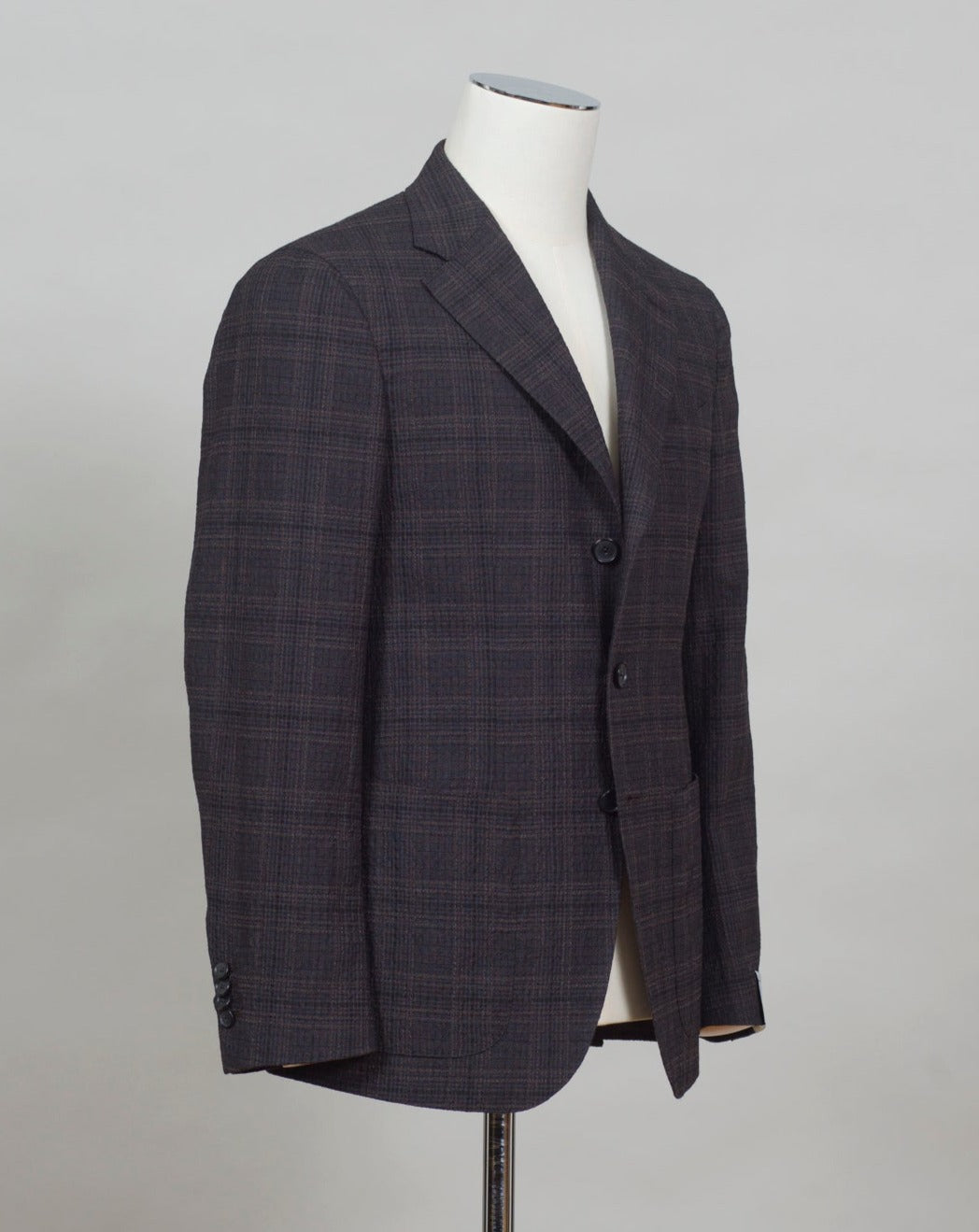 Caruso blazer impeccably tailored in Soragna, Parma, Italy. Stunning lightness and ease of movement without losing the classic tailored elegance. These are some of the ingredients that make Italian tailoring world famous and you can find it all in Caruso garments. Beautiful handmade detailing and naturally with a full canvas structure inside. CARUSO Blazer Model Tosca Art. 507391 BF2CM304A 89% Wool 10% Silk 1% Elastan 2 Patch Pockets Side vents Half Lined Regular fit