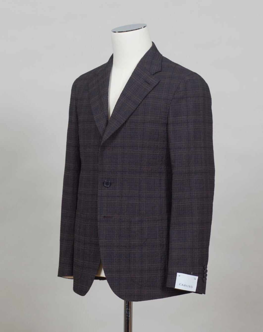 Caruso blazer impeccably tailored in Soragna, Parma, Italy. Stunning lightness and ease of movement without losing the classic tailored elegance. These are some of the ingredients that make Italian tailoring world famous and you can find it all in Caruso garments. Beautiful handmade detailing and naturally with a full canvas structure inside. CARUSO Blazer Model Tosca Art. 507391 BF2CM304A 89% Wool 10% Silk 1% Elastan 2 Patch Pockets Side vents Half Lined Regular fit