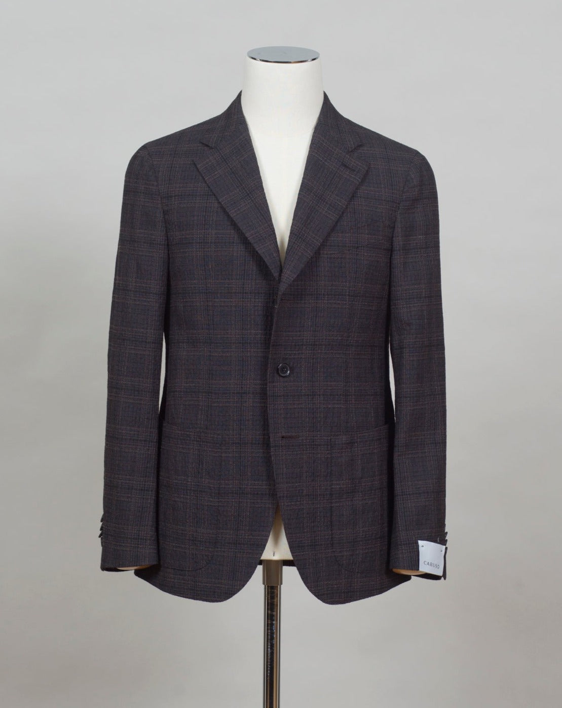 Caruso blazer impeccably tailored in Soragna, Parma, Italy. Stunning lightness and ease of movement without losing the classic tailored elegance. These are some of the ingredients that make Italian tailoring world famous and you can find it all in Caruso garments. Beautiful handmade detailing and naturally with a full canvas structure inside. CARUSO Blazer Model Tosca Art. 507391 BF2CM304A 89% Wool 10% Silk 1% Elastan 2 Patch Pockets Side vents Half Lined Regular fit