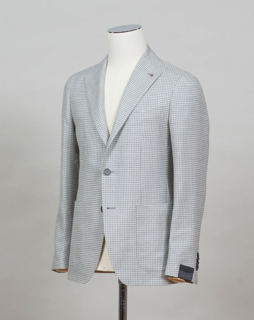 68% Virgin Wool 18% Silk 14% Linen Modello: 1SMC22K Article 520068U Col. P1137 / Light Grey & White Notch Lapel Patch Pockets Made in Italy Unconstructed shoulder Unlined