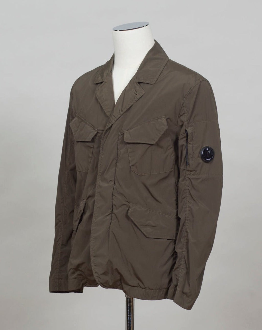 CP Blazer Nycra R MBZ250A00 5864G 683 Ivy Green 2 way zip + press studs in front 4 pockets in front with snap stud fastening Zippered pocket on left sleeve with C.P. Lens detailing Garment Dyed Quick Dry Stretch Multi filament