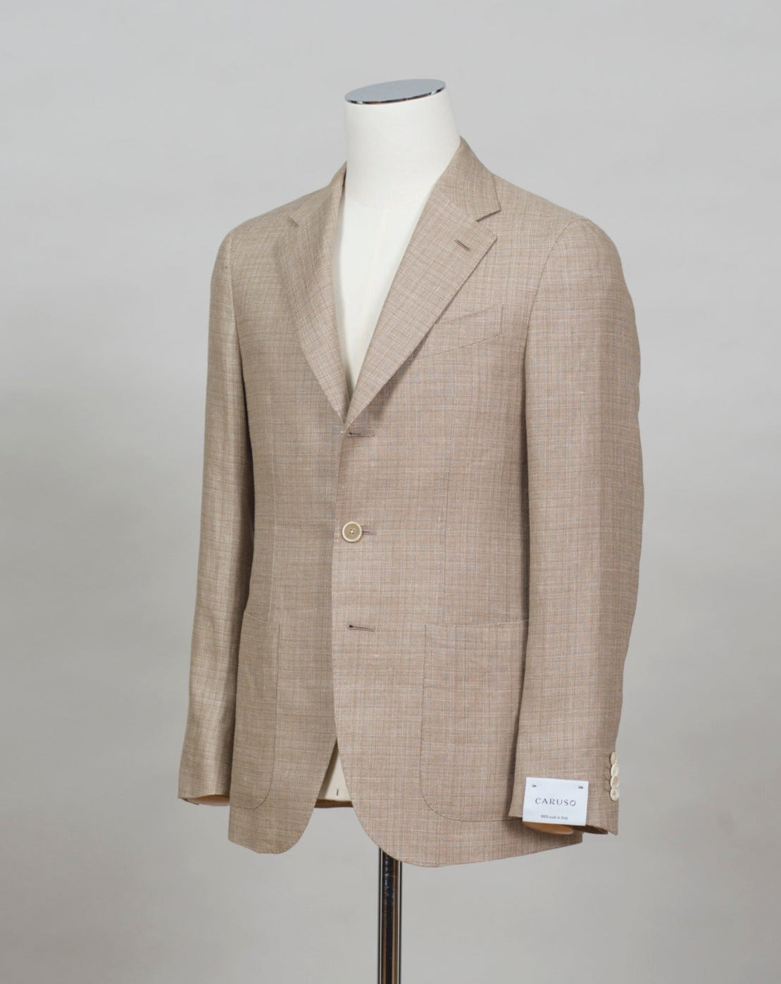 Caruso blazer impeccably tailored in Soragna, Parma, Italy. Stunning lightness and ease of movement without losing the classic tailored elegance. These are some of the ingredients that make Italian tailoring world famous and you can find it all in Caruso garments. Beautiful handmade detailing and naturally with a full canvas structure inside. CARUSO Blazer Model Tosca Art. 501426 BF2CM304A 58% Linen 42% Wool 2 Patch Pockets Side vents Half Lined Regular fit