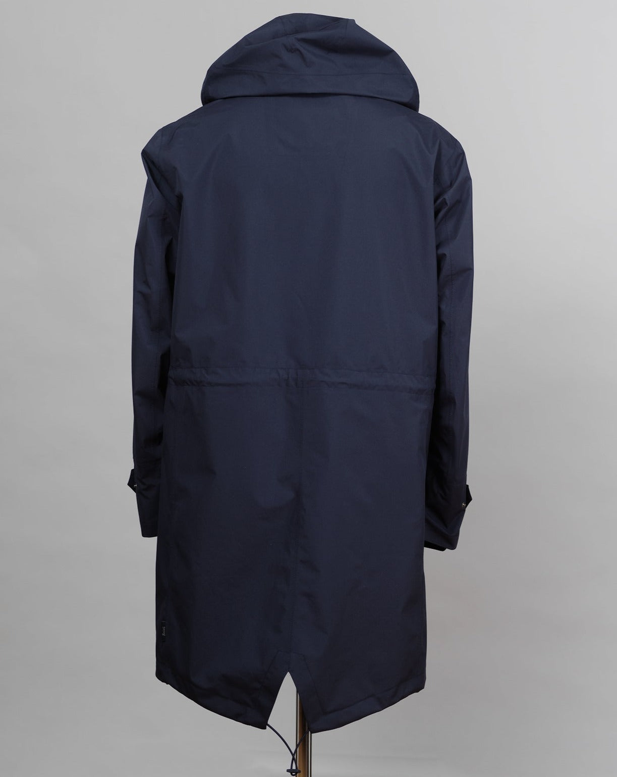 Adjustable and removable hood Waterproof and windproof double fastening with polyurethane-coated two-way zip and concealed buttons Slanted side pockets with press studs Adjustable sleeves Fish-tail Art. PA00027UL 11101 Col. 9210 / Navy A garment for city wear with a high level of technical performance. Total waterproofing that lasts thanks to the taped seams; wind-resistant and breathable due to the interior GORE-TEX® membrane