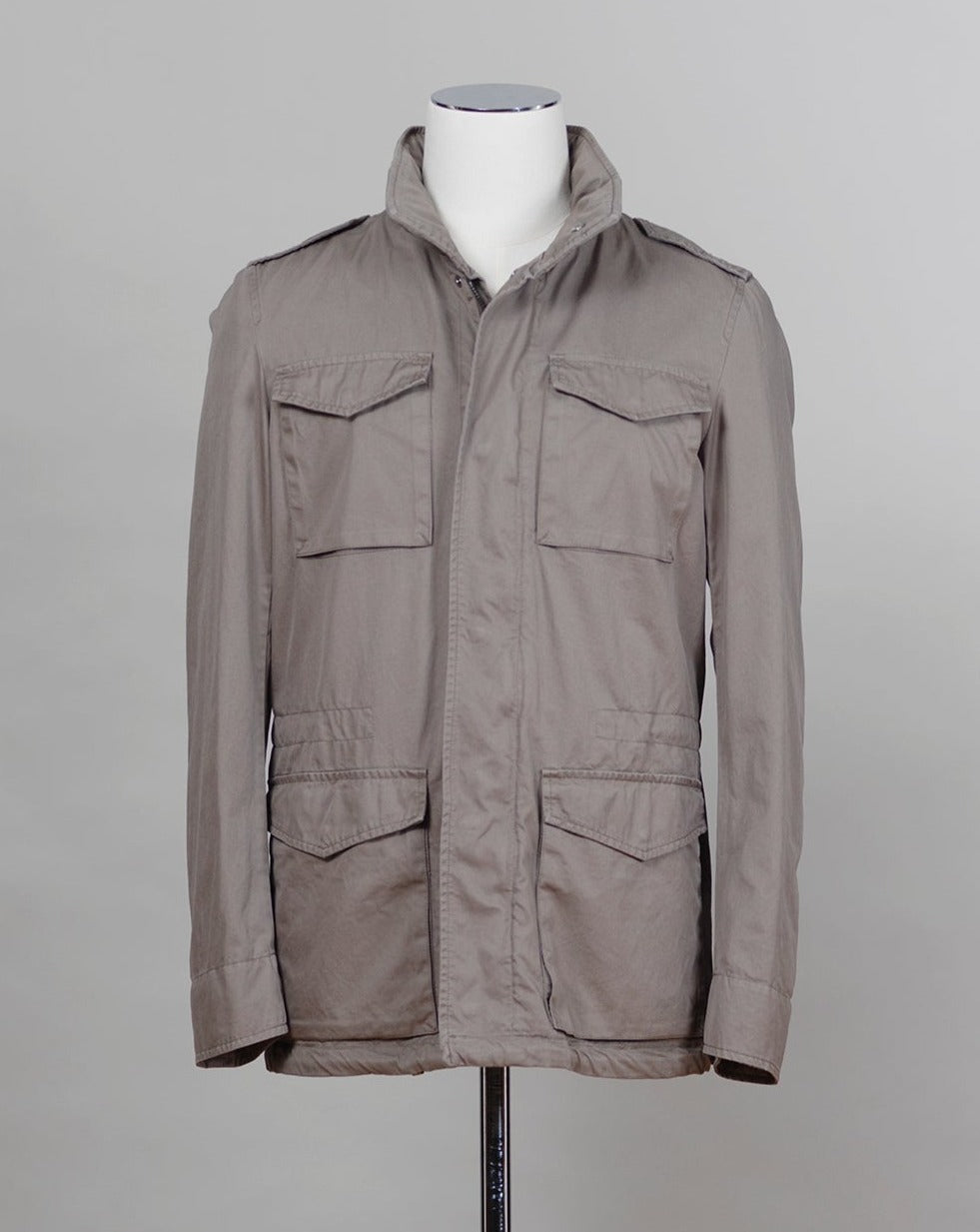 This Herno jacket honors the iconic M65 field jacket. Practical design with quite a few pockets, action back and adjustable waist. Why change the winning team. 4 + 2 pockets outside (2 hidden pockets) 2 pockets inside Adjustable waist 2 way zip and snap buttons in front Hidden hood inside the collar 100% Cotton Washed effect Col. 8300 / Brown Art. FI0064U 13211