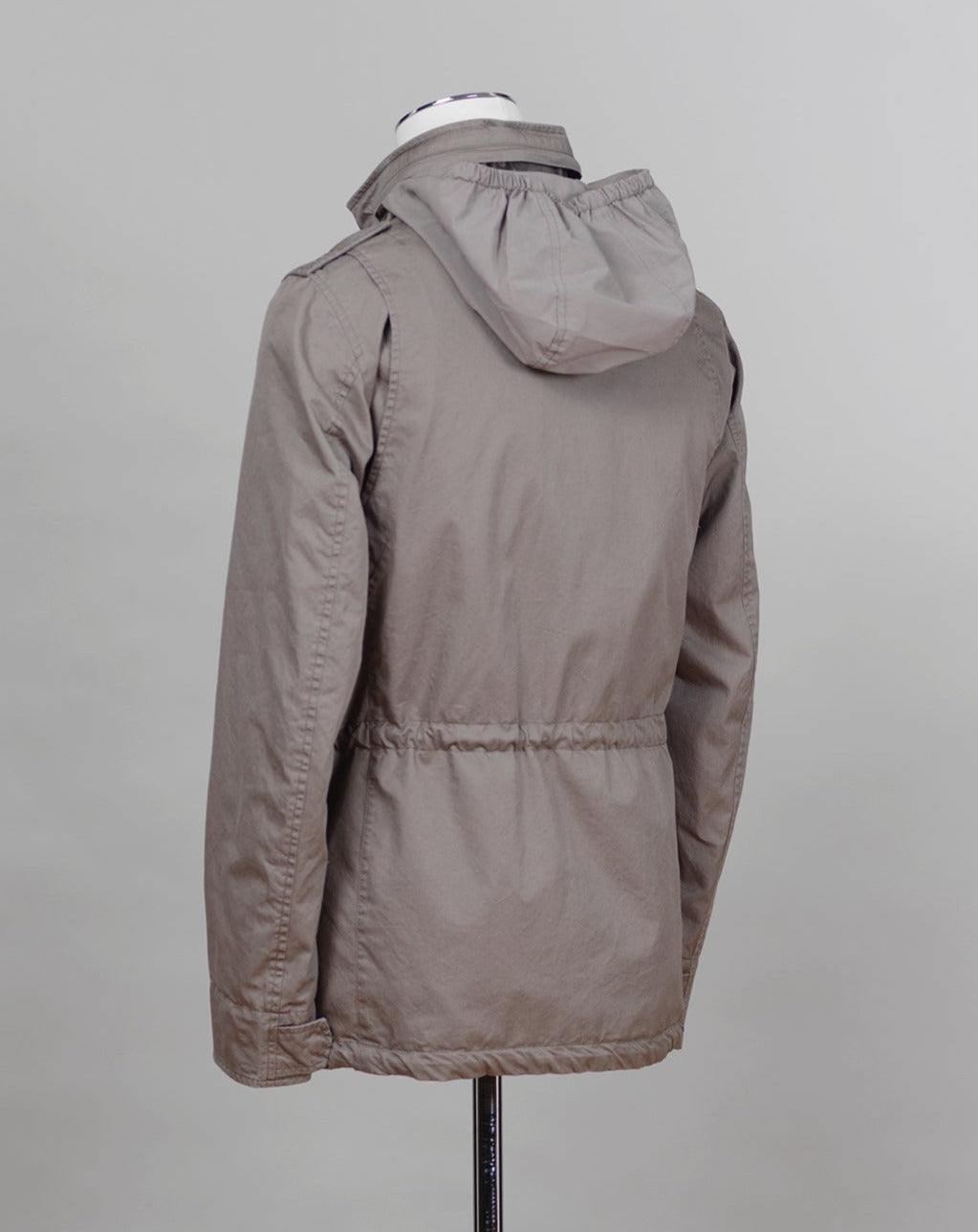 This Herno jacket honors the iconic M65 field jacket. Practical design with quite a few pockets, action back and adjustable waist. Why change the winning team. 4 + 2 pockets outside (2 hidden pockets) 2 pockets inside Adjustable waist 2 way zip and snap buttons in front Hidden hood inside the collar 100% Cotton Washed effect Col. 8300 / Brown Art. FI0064U 13211