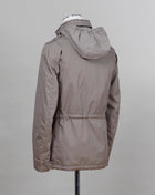 This Herno jacket honors the iconic M65 field jacket. Practical design with quite a few pockets, action back and adjustable waist. Why change the winning team. 4 + 2 pockets outside (2 hidden pockets) 2 pockets inside Adjustable waist 2 way zip and snap buttons in front Hidden hood inside the collar 100% Cotton Washed effect Col. 8300 / Brown Art. FI0064U 13211