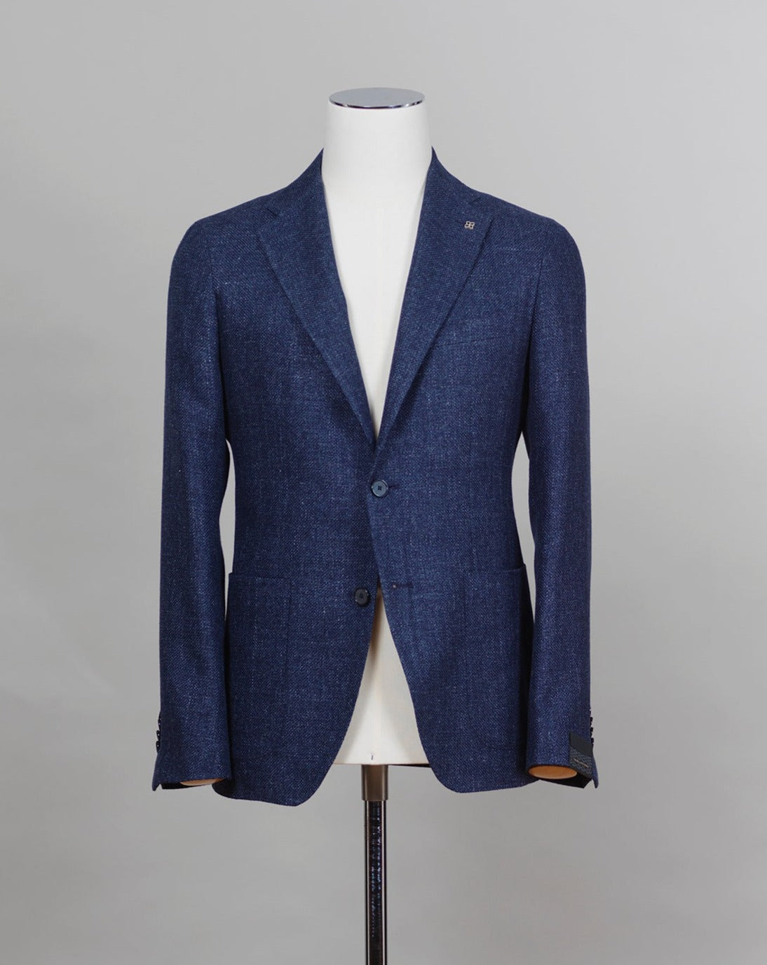 Composition: 58% Virgin Wool 42% Linen Modello: 1SMC22K Article: 470001U Color: I358 Blue Slim fit. Take your normal size Unlined Unconstructed shoulder 2 Buttons Side vents Notch lapel Patch pockets Made in Italy