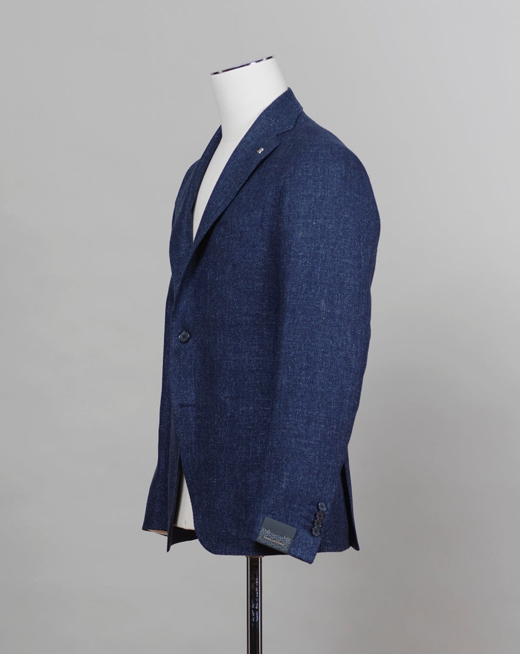 Composition: 58% Virgin Wool 42% Linen Modello: 1SMC22K Article: 470001U Color: I358 Blue Slim fit. Take your normal size Unlined Unconstructed shoulder 2 Buttons Side vents Notch lapel Patch pockets Made in Italy