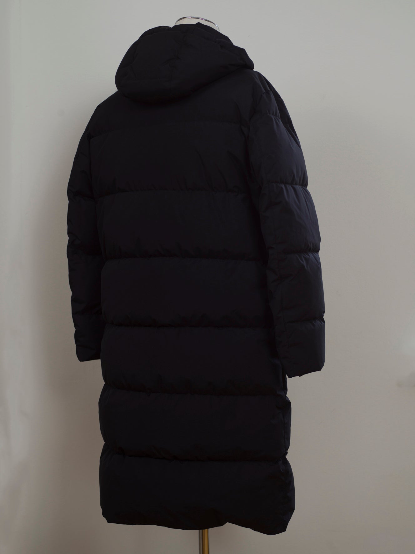 Down filling and Gore-Tex shell combined are quaranteed to keep you warm and protected in every condition. Loose / oversized fit 2 way zip in front Down filling (80% down, 20% waterfowl feathers) Fixed hood External layer 100% Polyamide with wool detailing PI181UL-11106-9300 Made in Romania