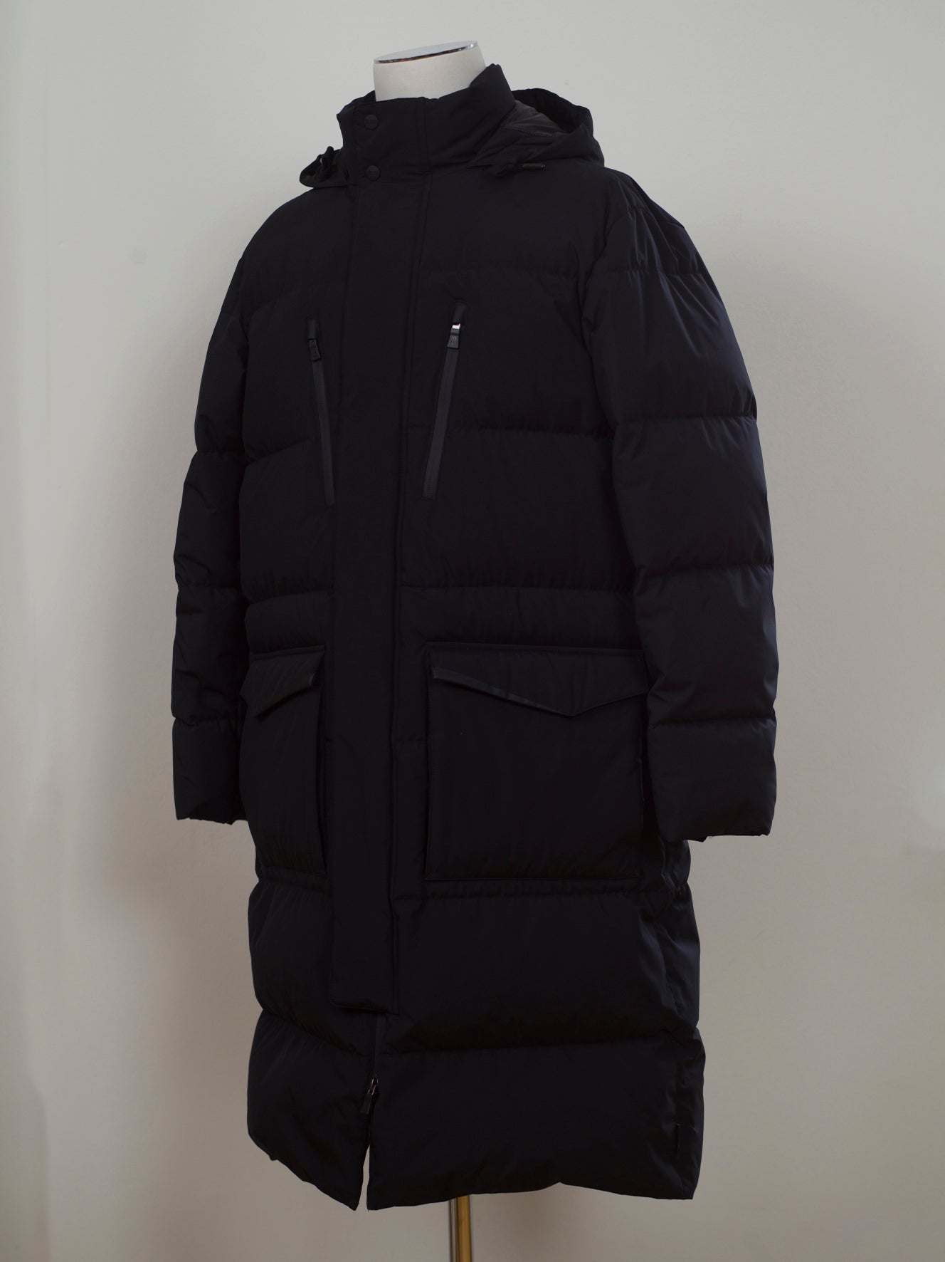 Down filling and Gore-Tex shell combined are quaranteed to keep you warm and protected in every condition. Loose / oversized fit 2 way zip in front Down filling (80% down, 20% waterfowl feathers) Fixed hood External layer 100% Polyamide with wool detailing PI181UL-11106-9300 Made in Romania
