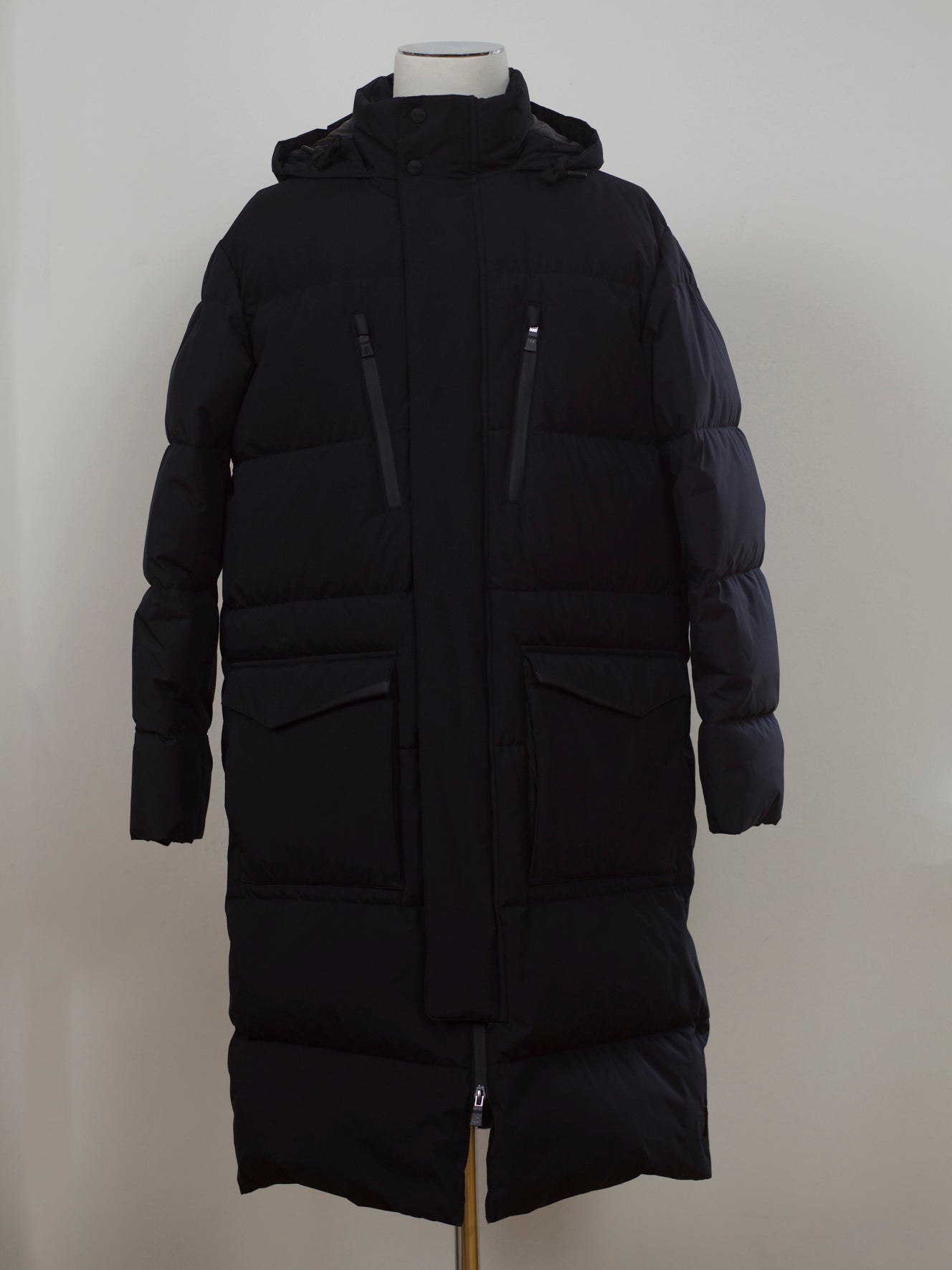 Down filling and Gore-Tex shell combined are quaranteed to keep you warm and protected in every condition. Loose / oversized fit 2 way zip in front Down filling (80% down, 20% waterfowl feathers) Fixed hood External layer 100% Polyamide with wool detailing PI181UL-11106-9300 Made in Romania