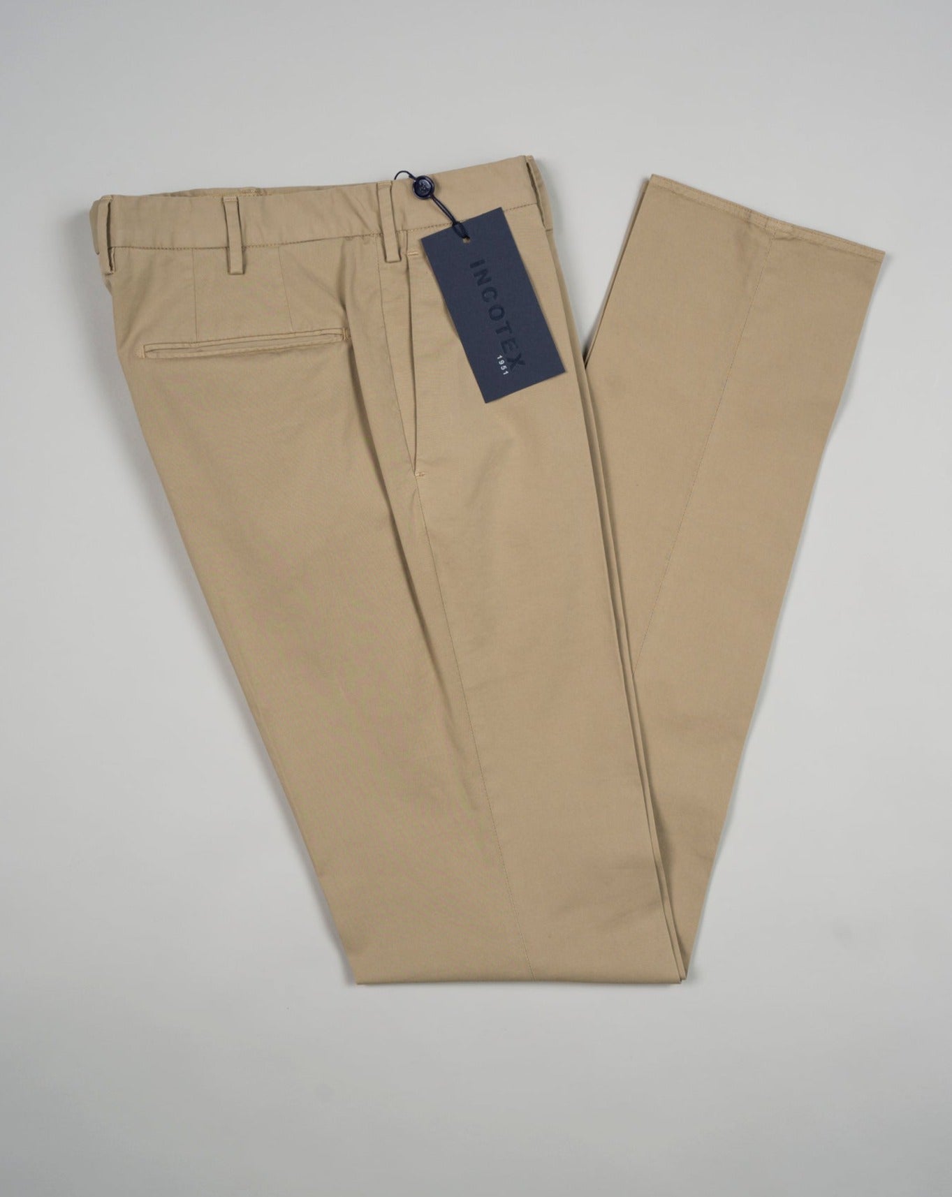 The iconic Incotex 30 model, an evergreen of the continuously evolving collections, continues to impress with its authenticity. Exquisite crafted details enrich the garment, enhancing its essential vocation for comfort. Royal Batavia is an exclusive cotton quality. Incotex fans all around the world praise it for its light, resistant and extremely comfortable feel. American pockets Slim fit 2 backpockets Coin pocket in front left Zip fly Col. Beige 97% cotton 3% elastan 1W0030 9098Y 406