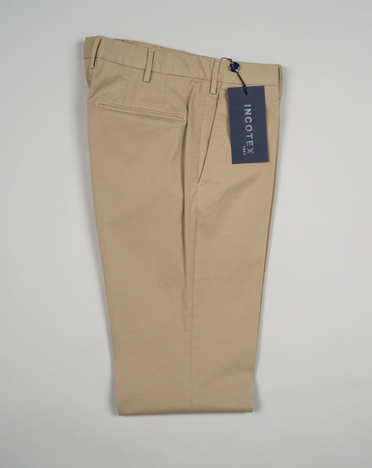 The iconic Incotex 30 model, an evergreen of the continuously evolving collections, continues to impress with its authenticity. Exquisite crafted details enrich the garment, enhancing its essential vocation for comfort. Royal Batavia is an exclusive cotton quality. Incotex fans all around the world praise it for its light, resistant and extremely comfortable feel. American pockets Slim fit 2 backpockets Coin pocket in front left Zip fly Col. Beige 97% cotton 3% elastan 1W0030 9098Y 406