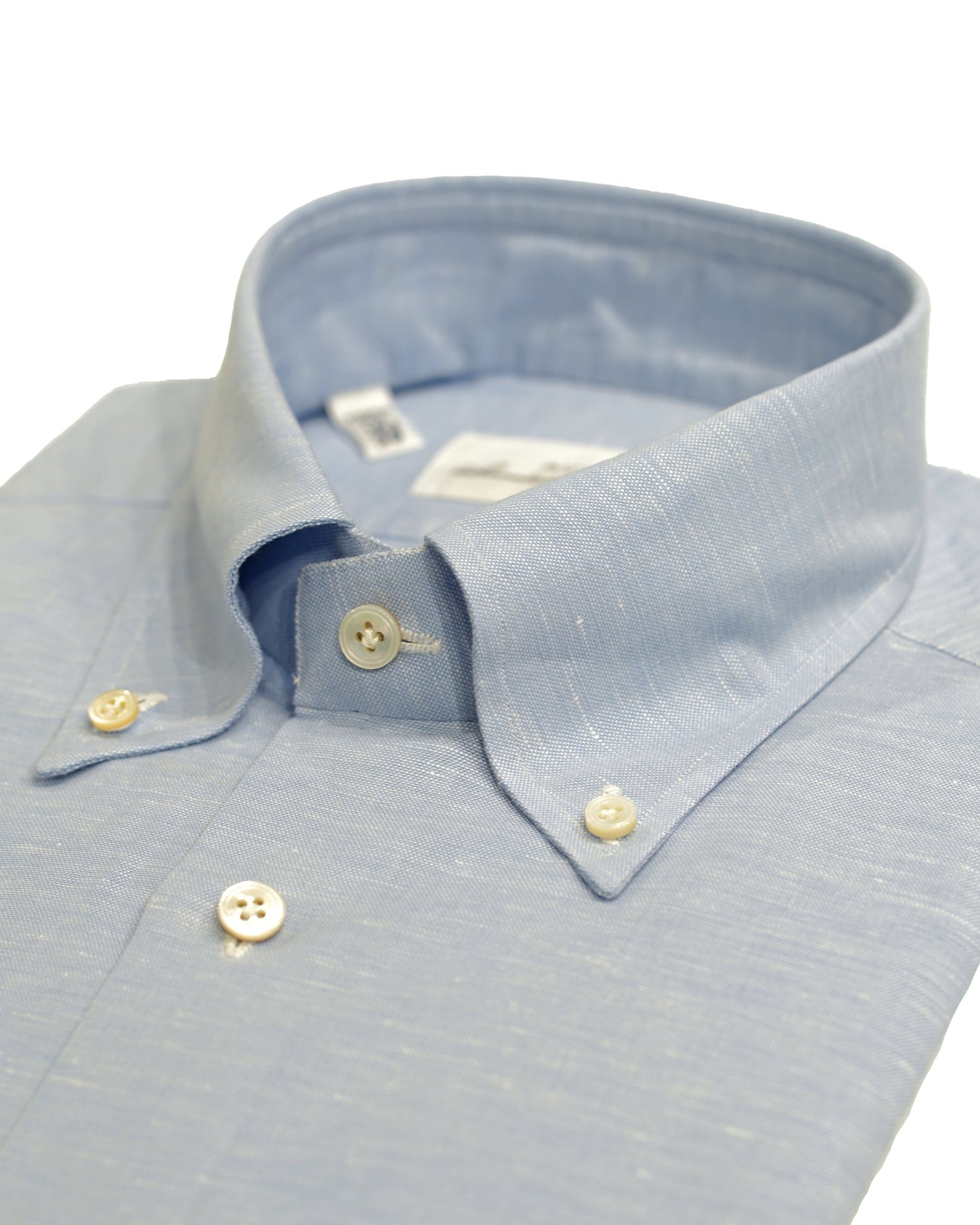 Avino button down shirt with light blue melangé efect. Fabric is a mix of cotton and linen. Tailored fit. This means between slim and classic fit Fits true to the size. If in doubt of your size, please contact us HERE 52% cotton / 48% linen Semi spread collar Single, rounder cuff 110811 F83041/02 Made in Italy