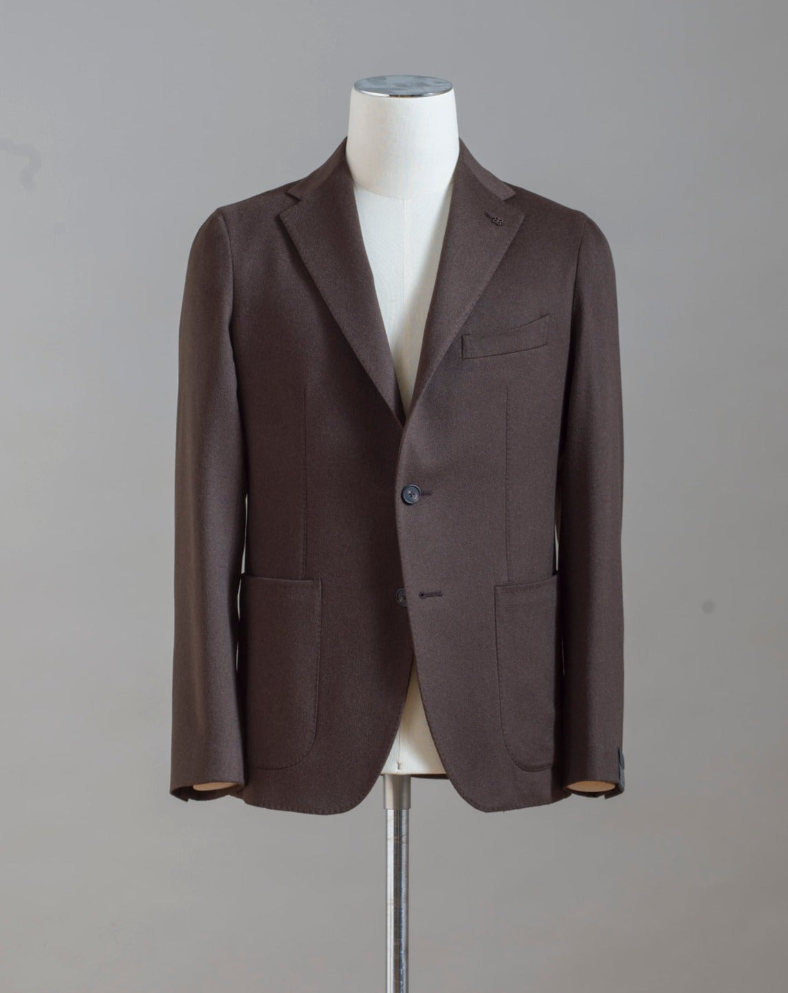 Tagliatore single breasted jacket. Being 100% camel the material is soft and warm, perfect for colder season. 100% Camel Mod. 1SMC22K Col. T5073 / Dark Brown Made in Martina Franca, Italy