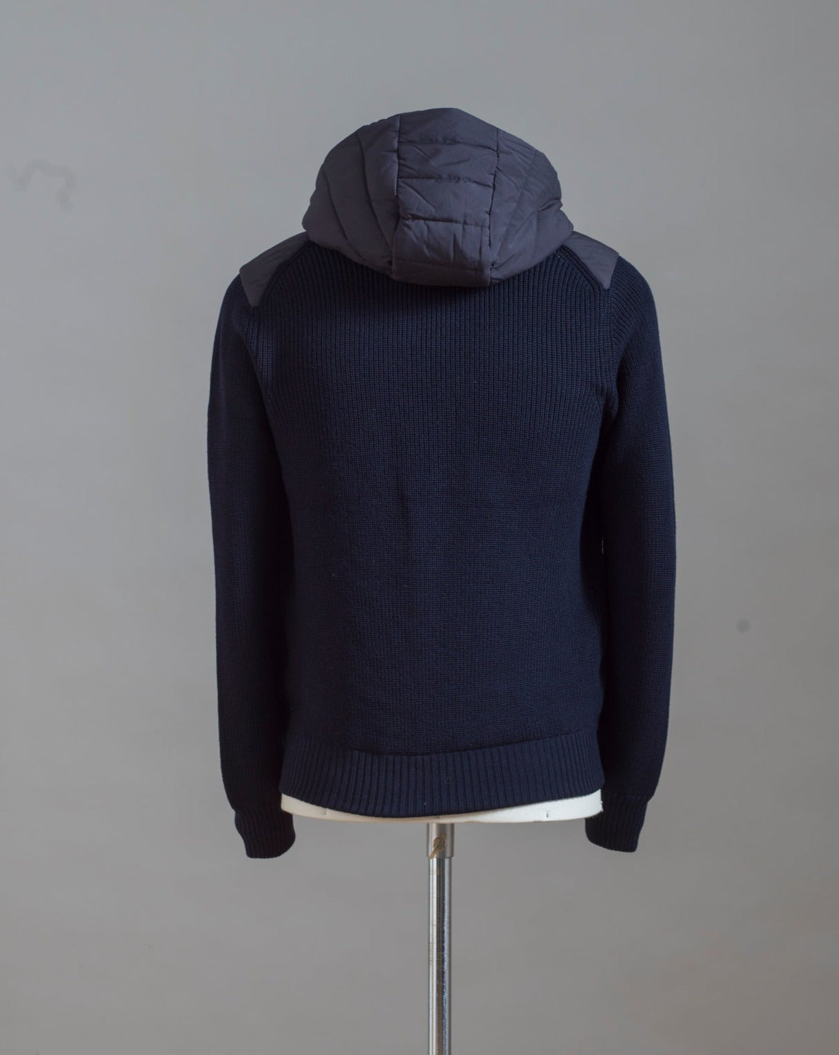 Gran Sasso Rain Wool zippered hoodie with nylon front. Rain wool water-repellent treatment makes this garments water repellent. Fibres of the garment has been treated with TEFLON™ fabric protector applied by Zegna Baruffa Lane Borgosesia Full Zip closure Removable hood Ribbed hem and cuffs Article: 23177/24613 Colore: 598 / Dark Blue Made in Italy