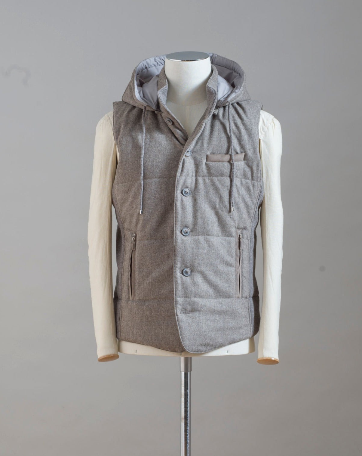 Gran Sasso hooded flannel waistcoat. Part of the iconic and always elegant Gran Sasso Sartorial line. Wool and Alcantara Detachable hood (zip) Zippered side pockets Art. 23192/51303 Col. 017 / Taupe (gray-brown) Made in Italy