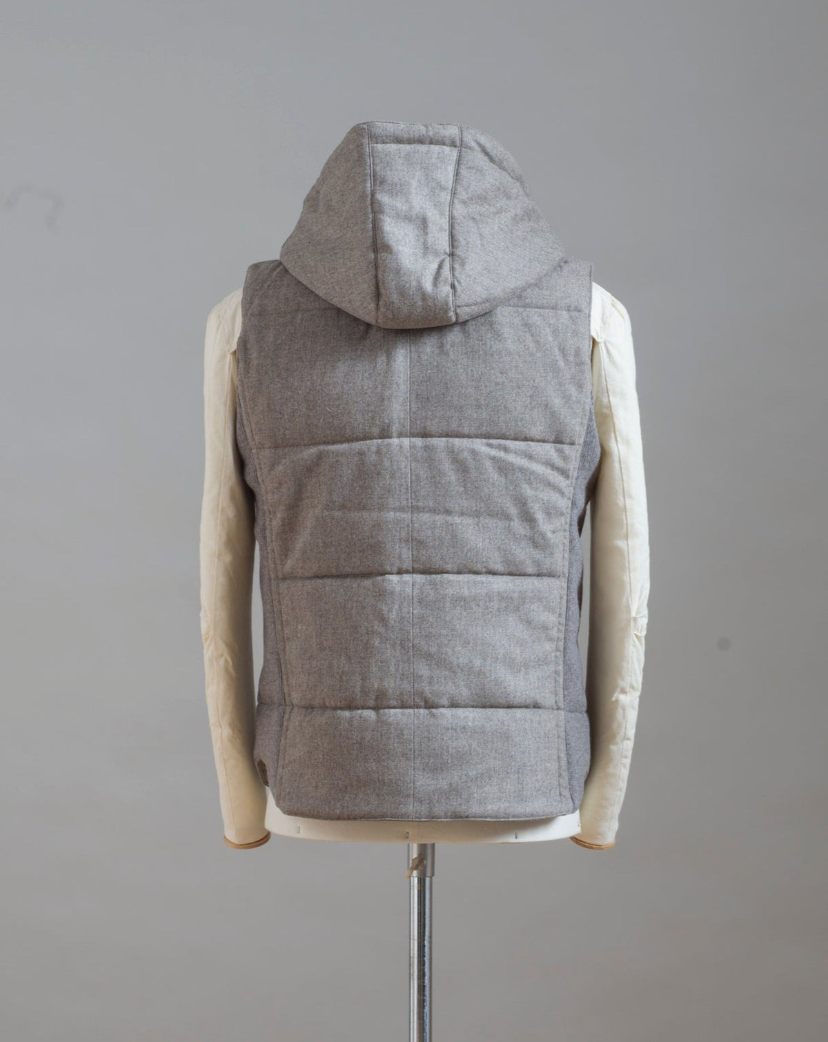 Gran Sasso hooded flannel waistcoat. Part of the iconic and always elegant Gran Sasso Sartorial line. Wool and Alcantara Detachable hood (zip) Zippered side pockets Art. 23192/51303 Col. 017 / Taupe (gray-brown) Made in Italy
