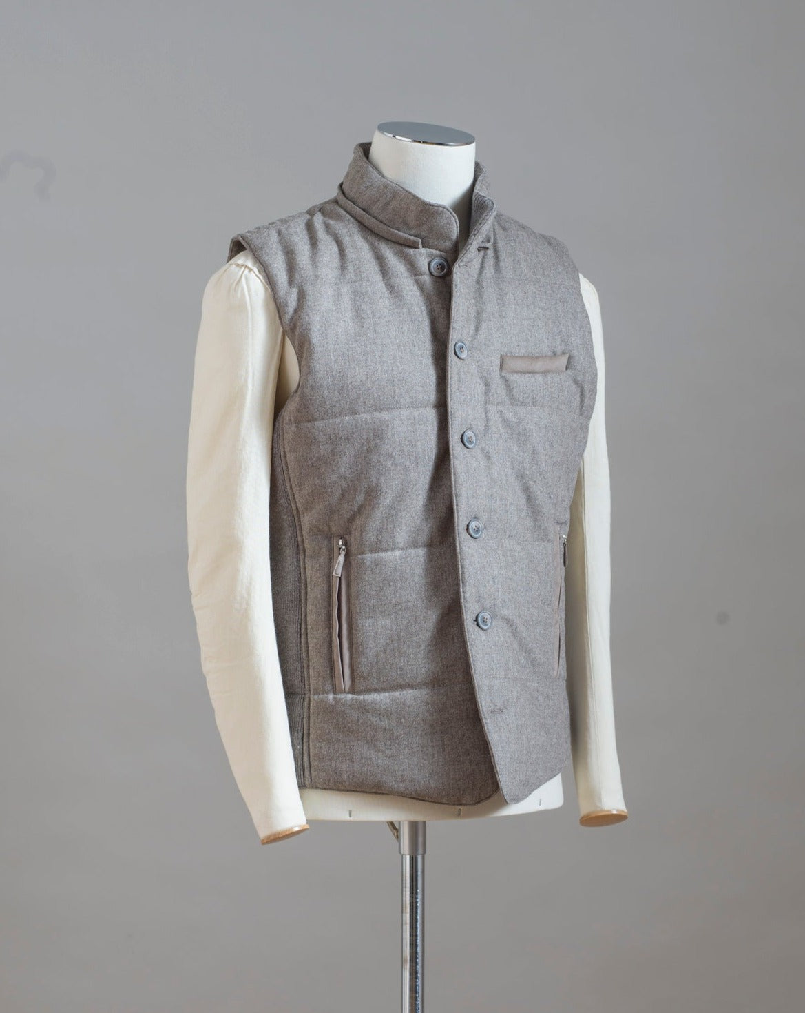 Gran Sasso hooded flannel waistcoat. Part of the iconic and always elegant Gran Sasso Sartorial line. Wool and Alcantara Detachable hood (zip) Zippered side pockets Art. 23192/51303 Col. 017 / Taupe (gray-brown) Made in Italy