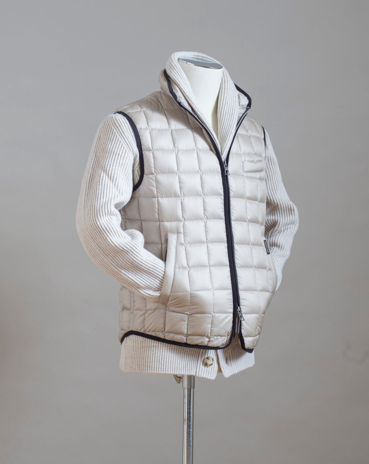 Perfect light down body warmer for cold season. Wear it under a jacket or on top of your favourite knit. Main Fabric 100% Polyamide Filling 90% Down 10% Feathers Art. F03MUWX533 Col. 24 / White Beige
