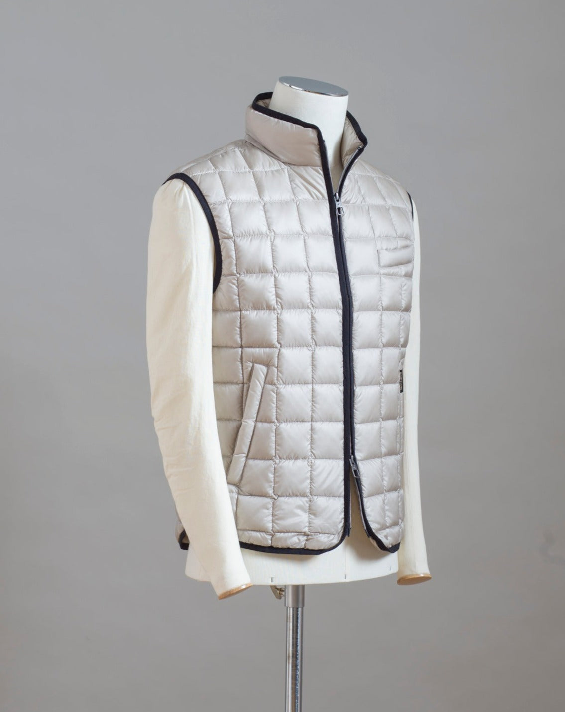 Perfect light down body warmer for cold season. Wear it under a jacket or on top of your favourite knit. Main Fabric 100% Polyamide Filling 90% Down 10% Feathers Art. F03MUWX533 Col. 24 / White Beige