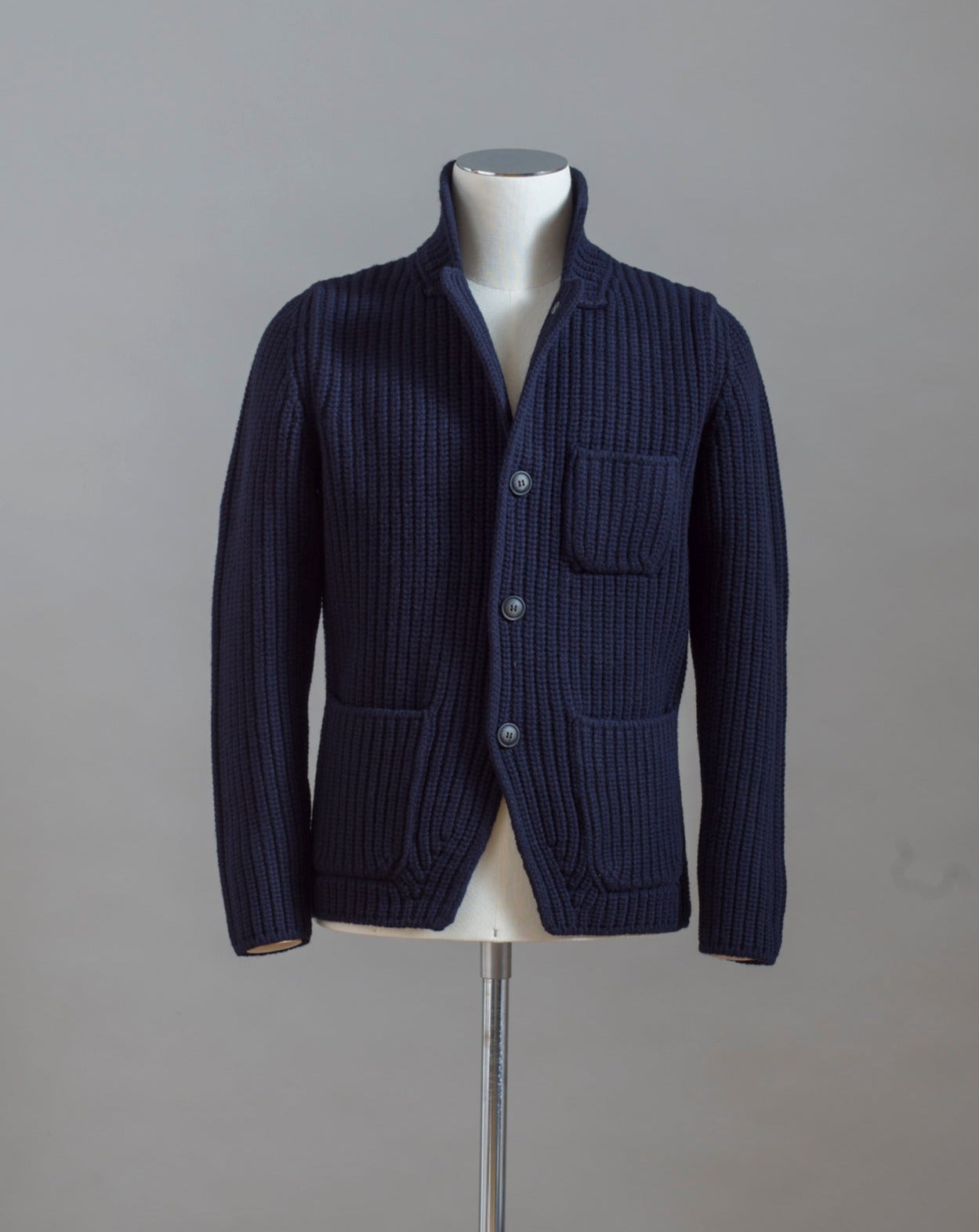 Heavy ribbed jacket made of 5-Ply Super Geelong wool. Geelong wool has as soft touch as cashmere, yet it is remarkably durable. Elegant, comfortable and practical wool quality, perfect for a chunky garment like this. 100% Geelong wool 3 Patch pockets 3 Buttons Mod. 10166/25028 Col. 598 / Navy Made i Italy