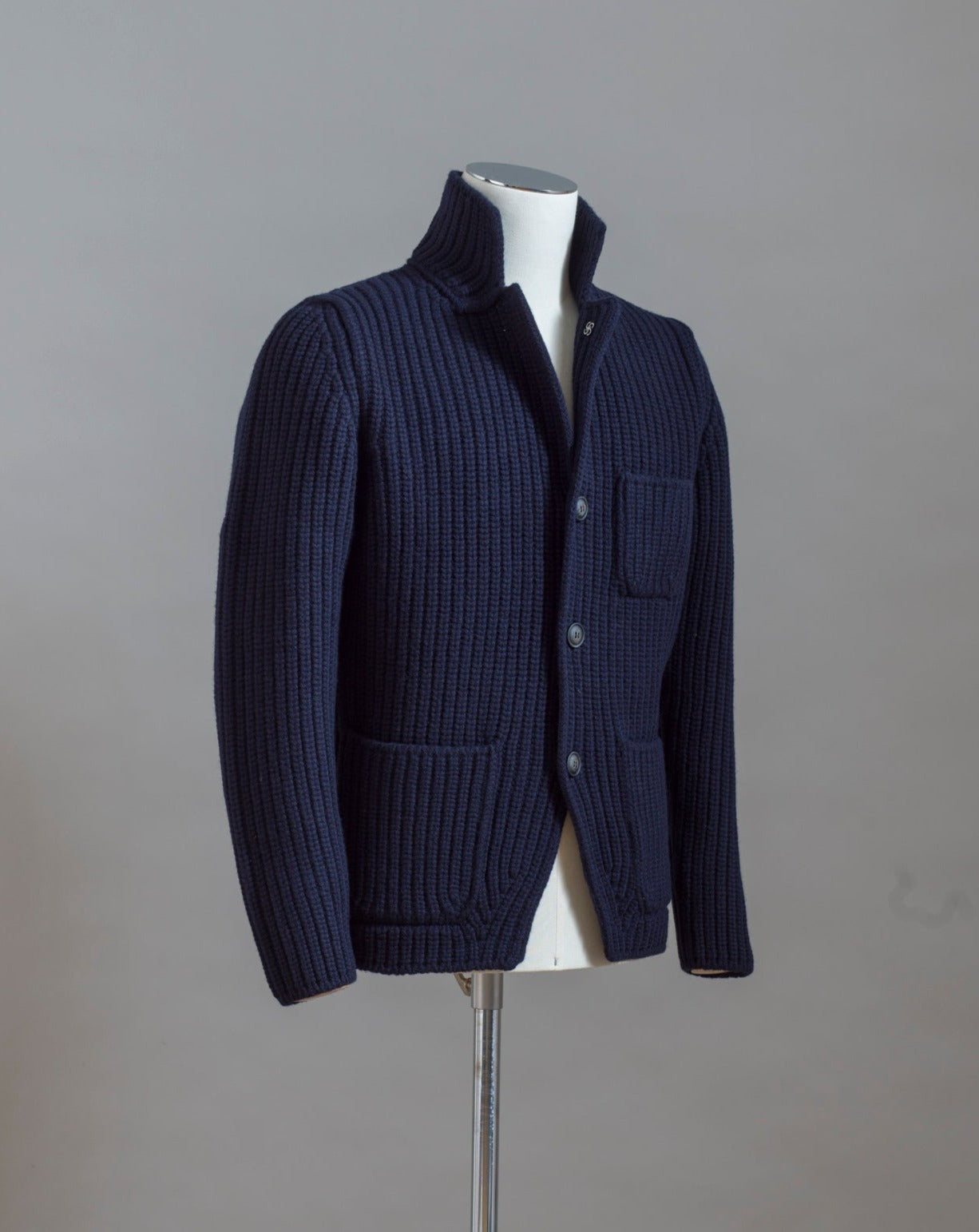 Heavy ribbed jacket made of 5-Ply Super Geelong wool. Geelong wool has as soft touch as cashmere, yet it is remarkably durable. Elegant, comfortable and practical wool quality, perfect for a chunky garment like this. 100% Geelong wool 3 Patch pockets 3 Buttons Mod. 10166/25028 Col. 598 / Navy Made i Italy