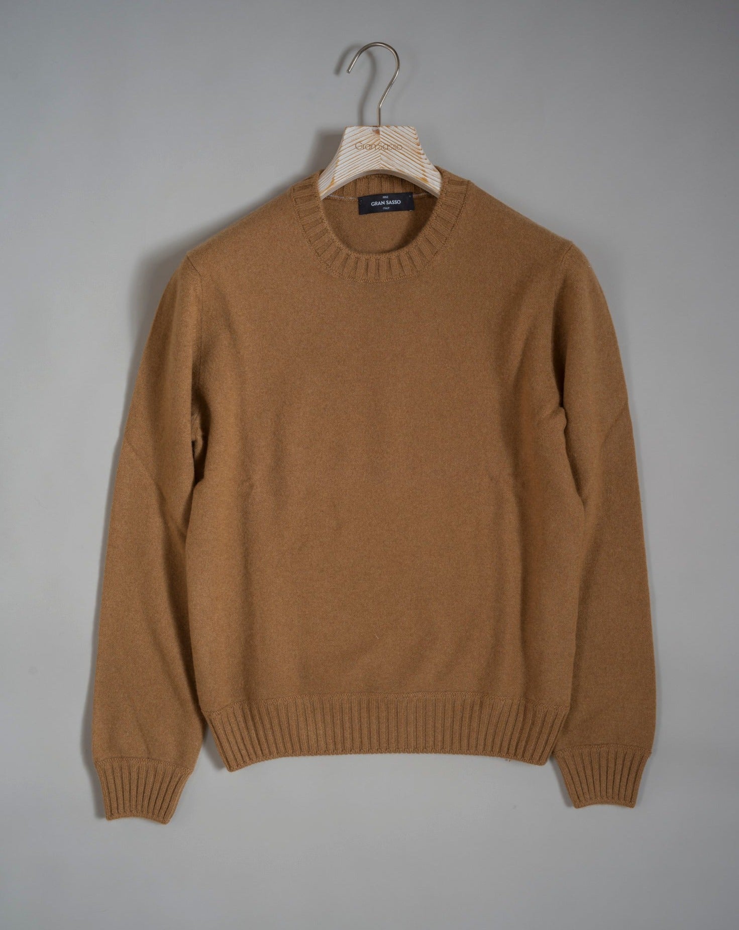 Gran Sasso heavy crew neck made of felted cashmere. Felting gives this garment strong and extremely rich feel. Heavy rib on neck, cuffs and hem for a slightly more casual look. Art. 57106/20201 Felted Cashmere Col. 117 / Tobacco 100% Cashmere Made in Italy