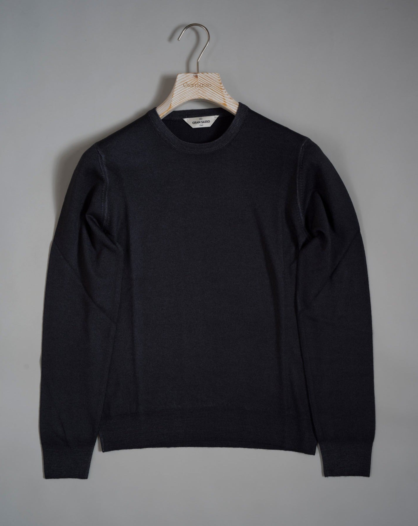 Gran Sasso Vintage merino wool knit. It has been garment dyed to achieve nice vintage look. This means it has more vivid compared to yarn dyed knitwear. Vintage Merino is a core quality in our Gran Sasso collection. We offer a lighter quality for spring/summer and heavier for autumn/ winter season. Crew neck 100% merino wool Vintage washed (garment dyed) Ribbed hem and cuffs Fashion fit Article: 55167/22792 Colore: 099 / Black Made in Italy