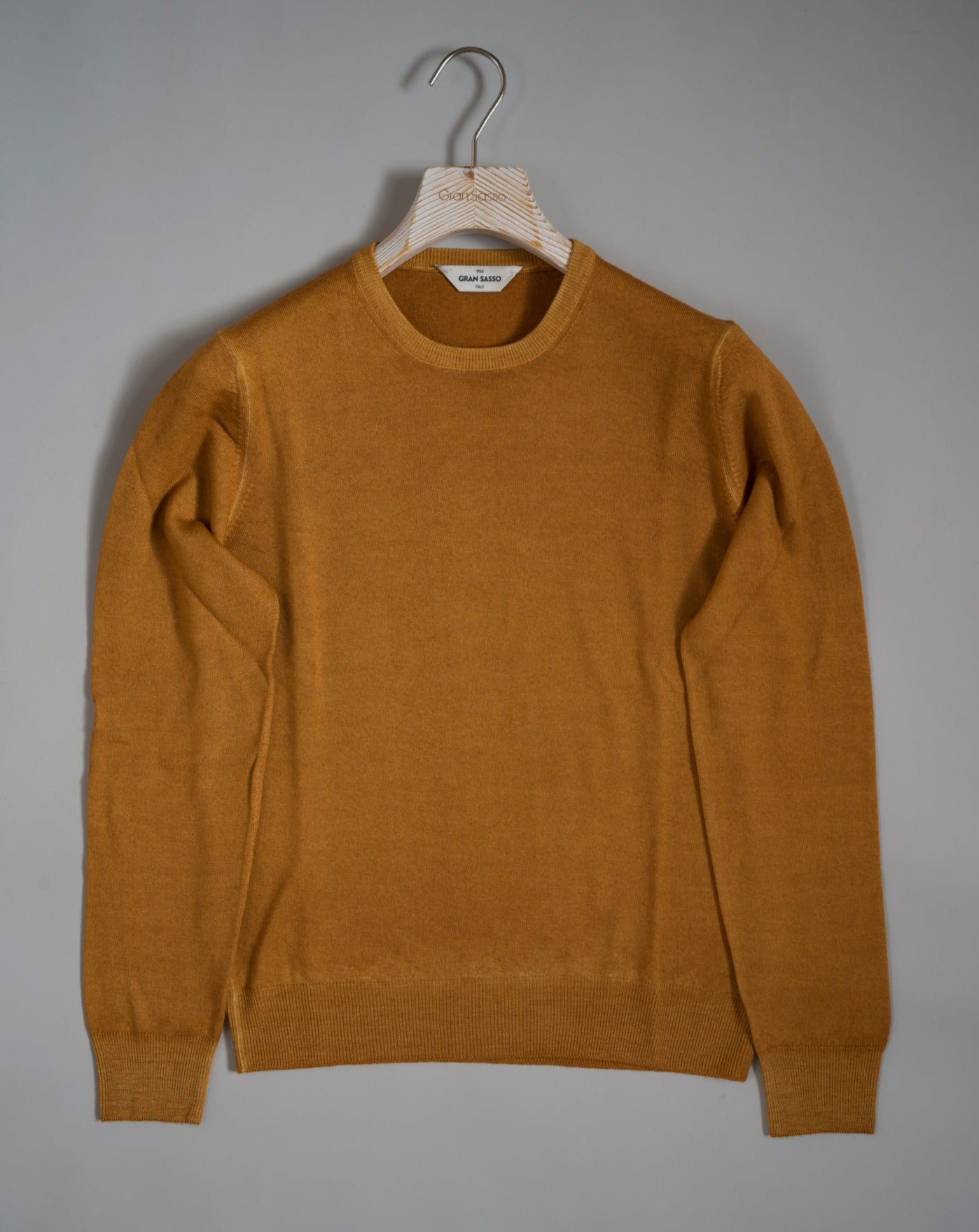 Gran Sasso Vintage merino wool knit. It has been garment dyed to achieve nice vintage look. This means it has more vivid compared to yarn dyed knitwear. Vintage Merino is a core quality in our Gran Sasso collection. We offer a lighter quality for spring/summer and heavier for autumn/ winter season. Crew neck 100% merino wool Vintage washed (garment dyed) Ribbed hem and cuffs Fashion fit Article: 55167/22792 Colore: 334 / Gold Made in Italy