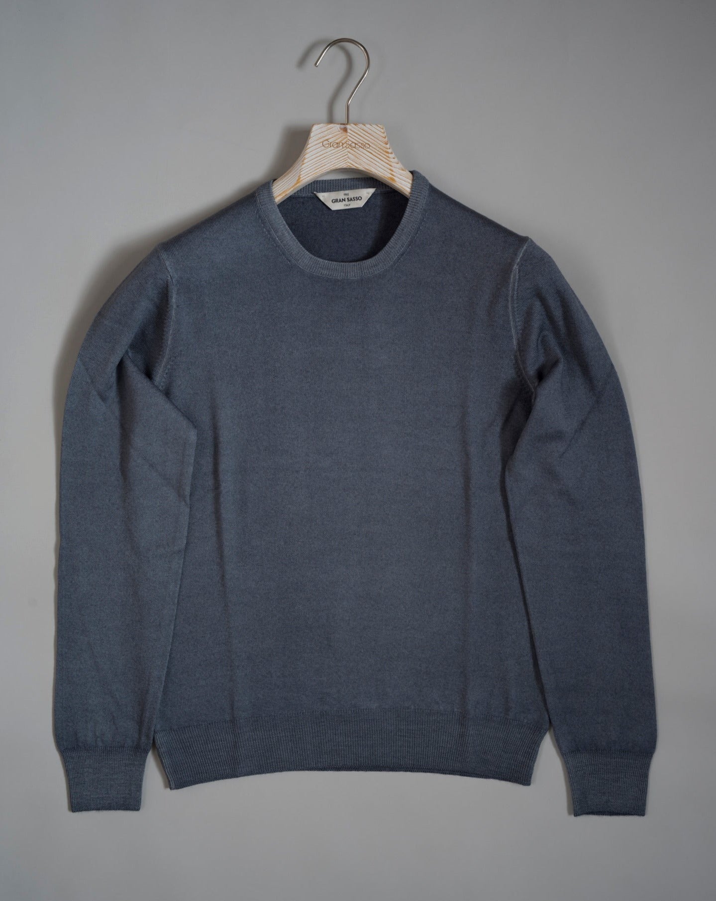 Gran Sasso Vintage merino wool knit. It has been garment dyed to achieve nice vintage look. This means it has more vivid compared to yarn dyed knitwear. Vintage Merino is a core quality in our Gran Sasso collection. We offer a lighter quality for spring/summer and heavier for autumn/ winter season. Crew neck 100% merino wool Vintage washed (garment dyed) Ribbed hem and cuffs Fashion fit Article: 55167/22792 Colore: 011 / Light Gray Made in Italy