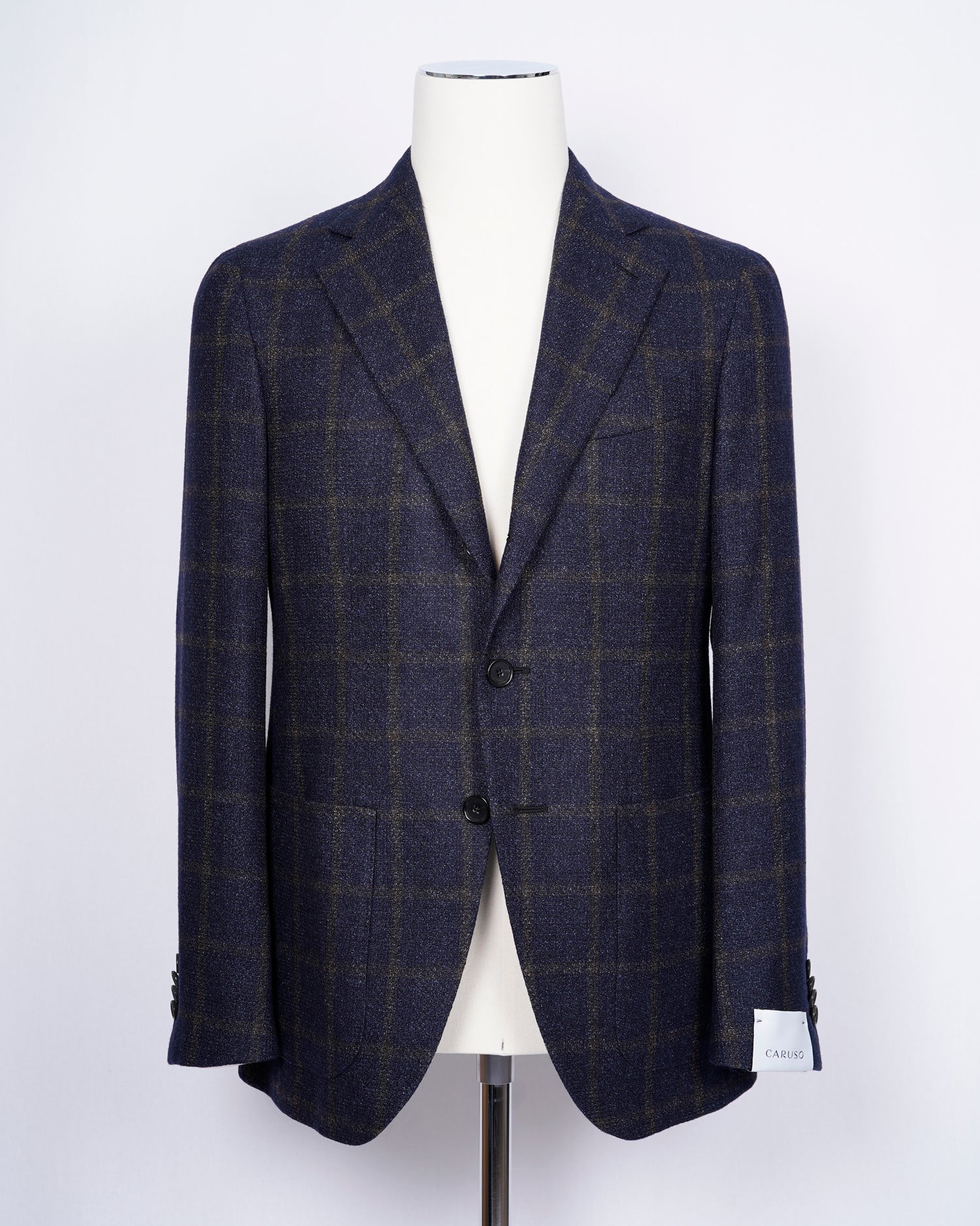 caruso full canvas Fully lined Unconstructed shoulder 3 roll 2 buttoning Side vents Notch lapel Patch pockets Composition: 72% wool, 25%coton, 3% cashmere Color: Navy and Brown Modello: Aida / ASM2JM304F Article: 505179 Colore: 0120 Made in Italy