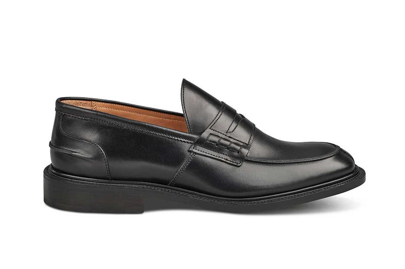 Tricker’s classic step in Penny loafer combines comfort with quiet confidence. In black calf with storm welt, leather uppers and linings for even greater refinement, channelled and stitched leather sole. Tricker's James Penny Loafer / Black