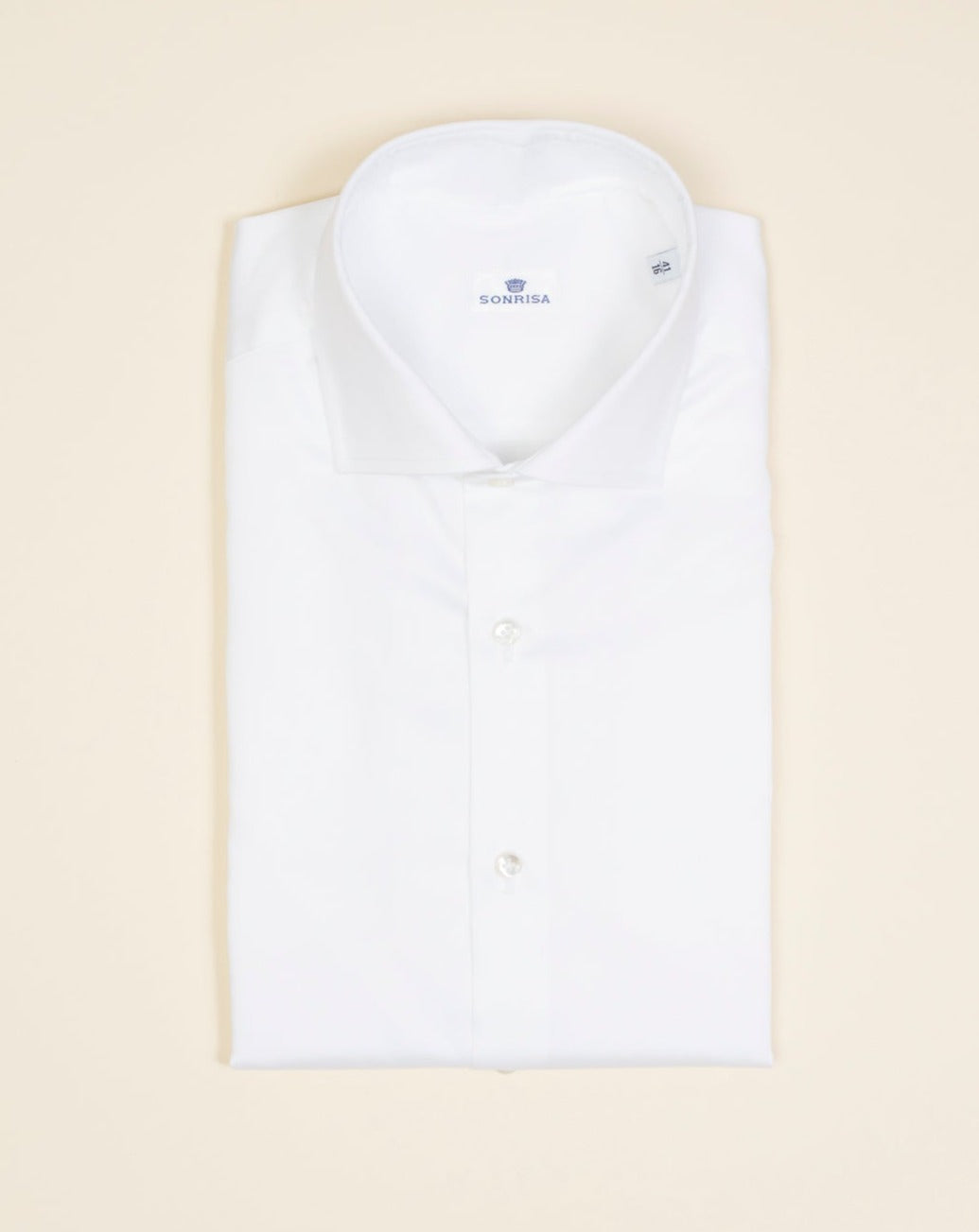 We think this kind of garments represent modern tailoring very well. They honor classic styles and lines, but they are made to be super comfortable and practical. 100% cotton Semi cutaway collar Single cuffs Removable collar bones Model. 19 Article. M256 Color. 01 / White