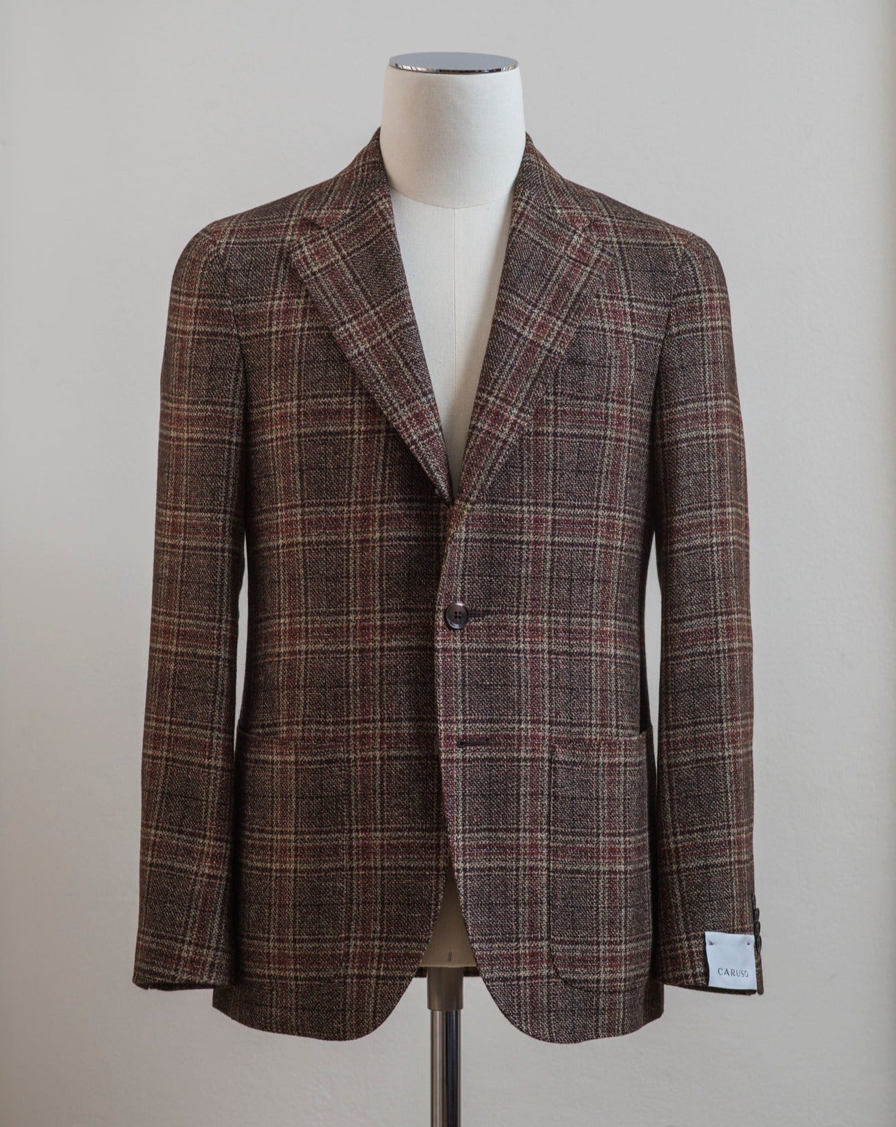 Caruso blazer impeccably tailored in Soragna, Parma, Italy. Stunning lightness and ease of movement without losing the classic tailored elegance. These are some of the ingredients that make Italian tailoring world famous and you can find it all in Caruso garments. Beautiful handmade detailing and naturally with a full canvas structure inside. CARUSO Blazer Model Tosca Art. 506718 BF2CM304A Col. 05 / Red/Brown 66% wool, 31% linen & 3% cashmere 2 Patch Pockets Side vents Half Lined Regular fit