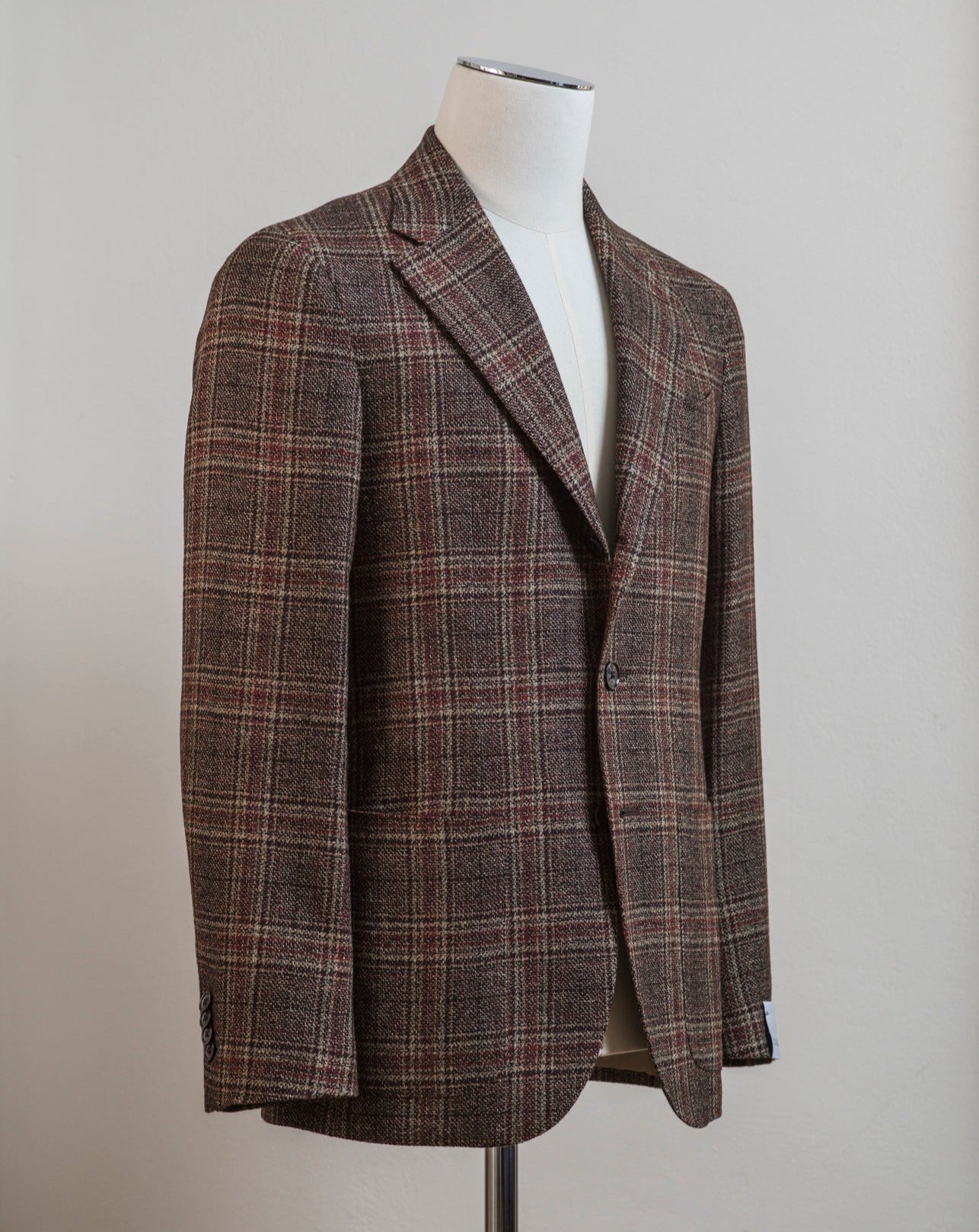 Caruso blazer impeccably tailored in Soragna, Parma, Italy. Stunning lightness and ease of movement without losing the classic tailored elegance. These are some of the ingredients that make Italian tailoring world famous and you can find it all in Caruso garments. Beautiful handmade detailing and naturally with a full canvas structure inside. CARUSO Blazer Model Tosca Art. 506718 BF2CM304A Col. 05 / Red/Brown 66% wool, 31% linen & 3% cashmere 2 Patch Pockets Side vents Half Lined Regular fit