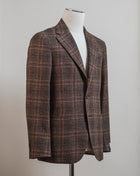 Caruso blazer impeccably tailored in Soragna, Parma, Italy. Stunning lightness and ease of movement without losing the classic tailored elegance. These are some of the ingredients that make Italian tailoring world famous and you can find it all in Caruso garments.  Beautiful handmade detailing and naturally with a full canvas structure inside.  CARUSO Blazer Model Tosca Art. 506718 BF2CM304A Col. 05 / Red/Brown 66% wool, 31% linen & 3% cashmere 2 Patch Pockets Side vents Half Lined Regular fit