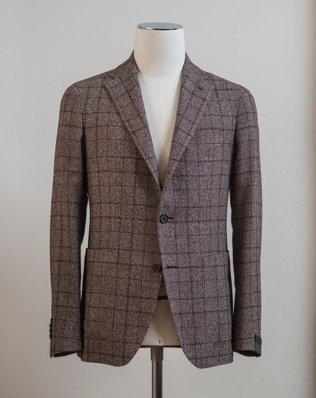 Tagliatore jacket with a easy to combine brown checkered look. You can find the measurement chart for Tagliatore HERE Slim fit. Take your normal size. If in doubt about your size, please contact us HERE Unlined Unconstructed shoulder 2 Buttons Side vents Notch lapel Patch pockets Composition: 50% viscose / 33% wool / 17% polyamide Modello: 1SMC22K Article: 120058 W Colore:T301 Made in Italy
