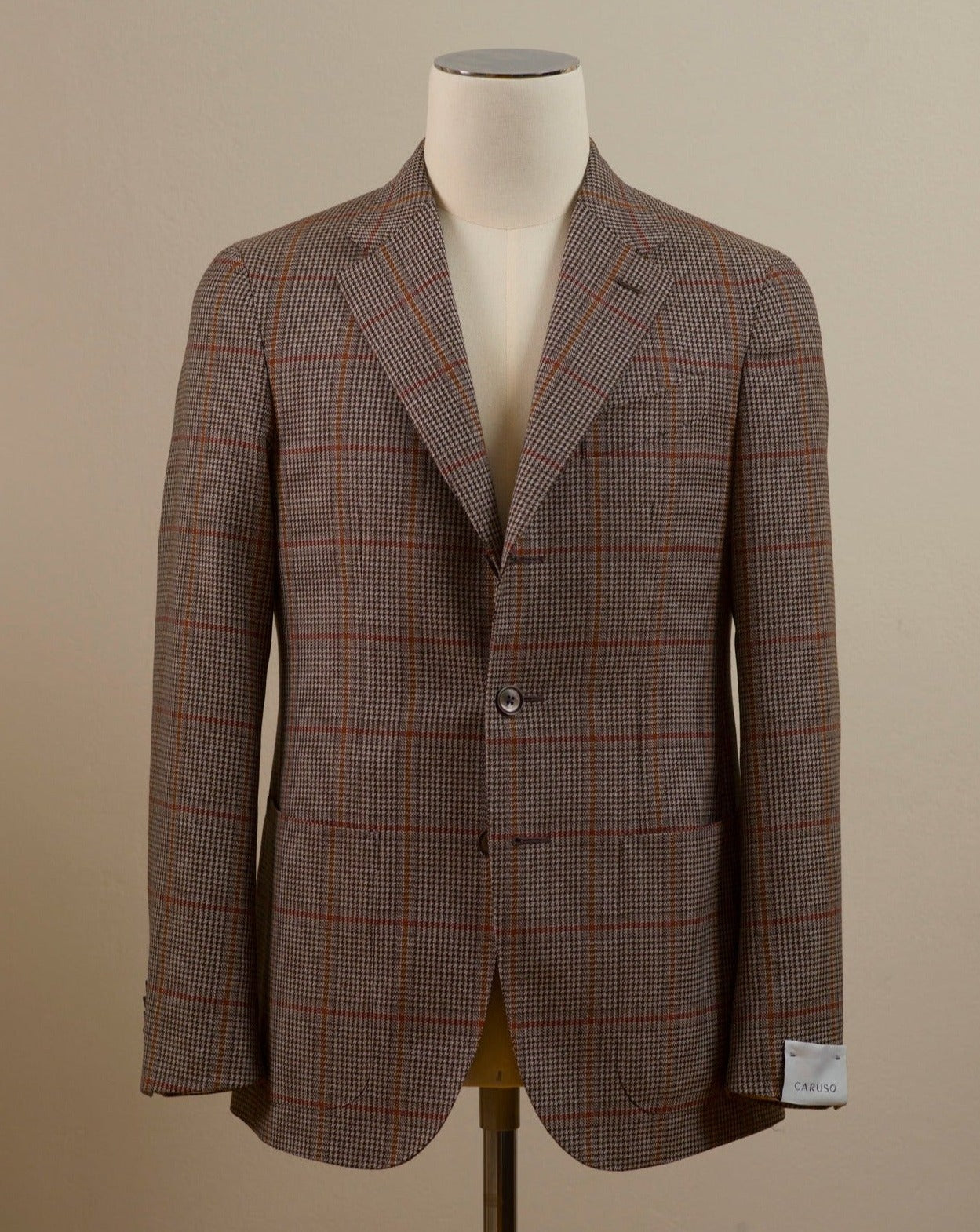 Caruso blazer impeccably tailored in Soragna, Parma, Italy. Stunning lightness and ease of movement without losing the classic tailored elegance. These are some of the ingredients that make Italian tailoring world famous and you can find it all in Caruso garments. Beautiful handmade detailing and naturally with a full canvas structure inside. CARUSO Blazer Model Tosca Art. 506938 BF2CM304A 100% wool 2 Patch Pockets Side vents Half Lined Regular fit