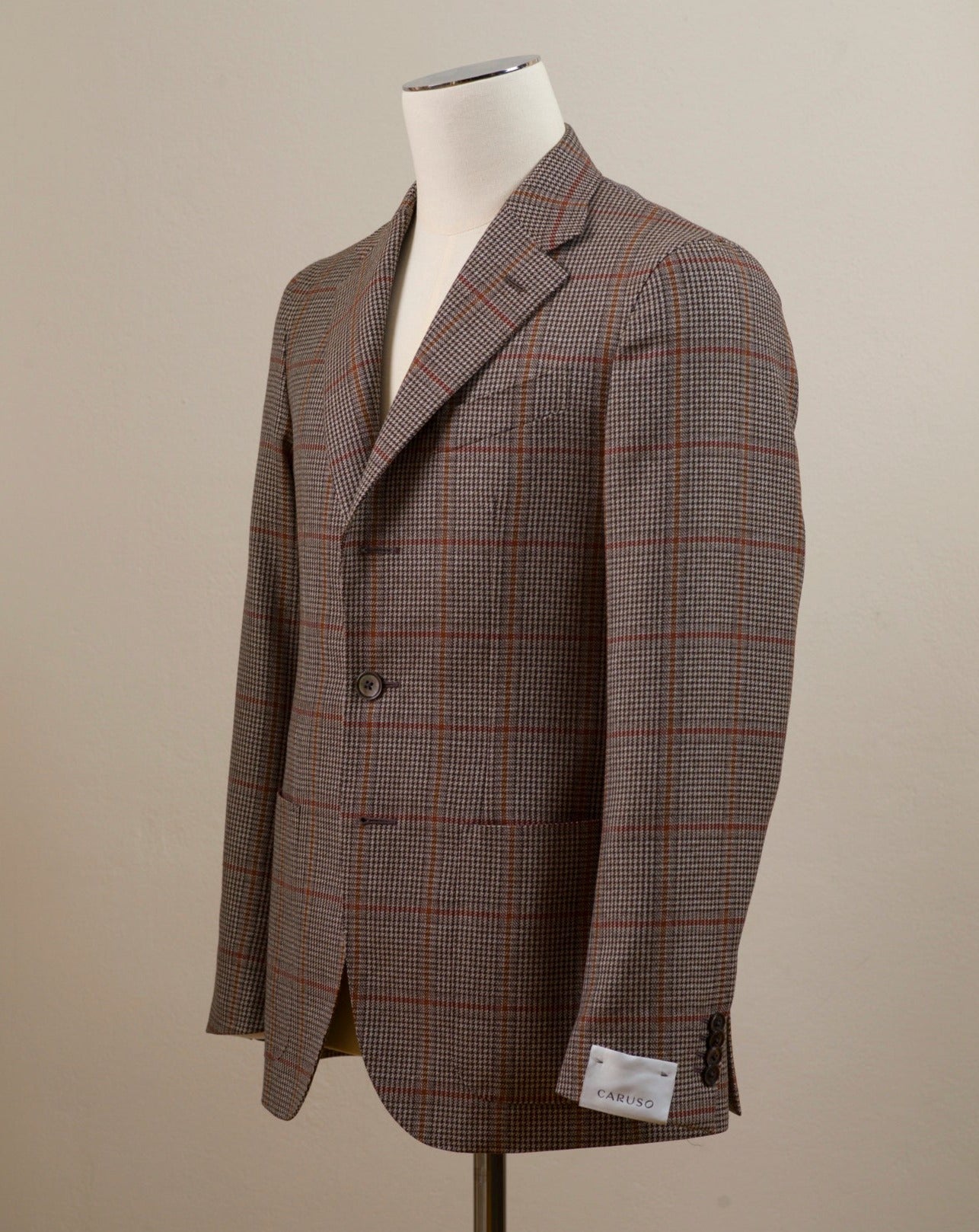 Caruso blazer impeccably tailored in Soragna, Parma, Italy. Stunning lightness and ease of movement without losing the classic tailored elegance. These are some of the ingredients that make Italian tailoring world famous and you can find it all in Caruso garments. Beautiful handmade detailing and naturally with a full canvas structure inside. CARUSO Blazer Model Tosca Art. 506938 BF2CM304A 100% wool 2 Patch Pockets Side vents Half Lined Regular fit