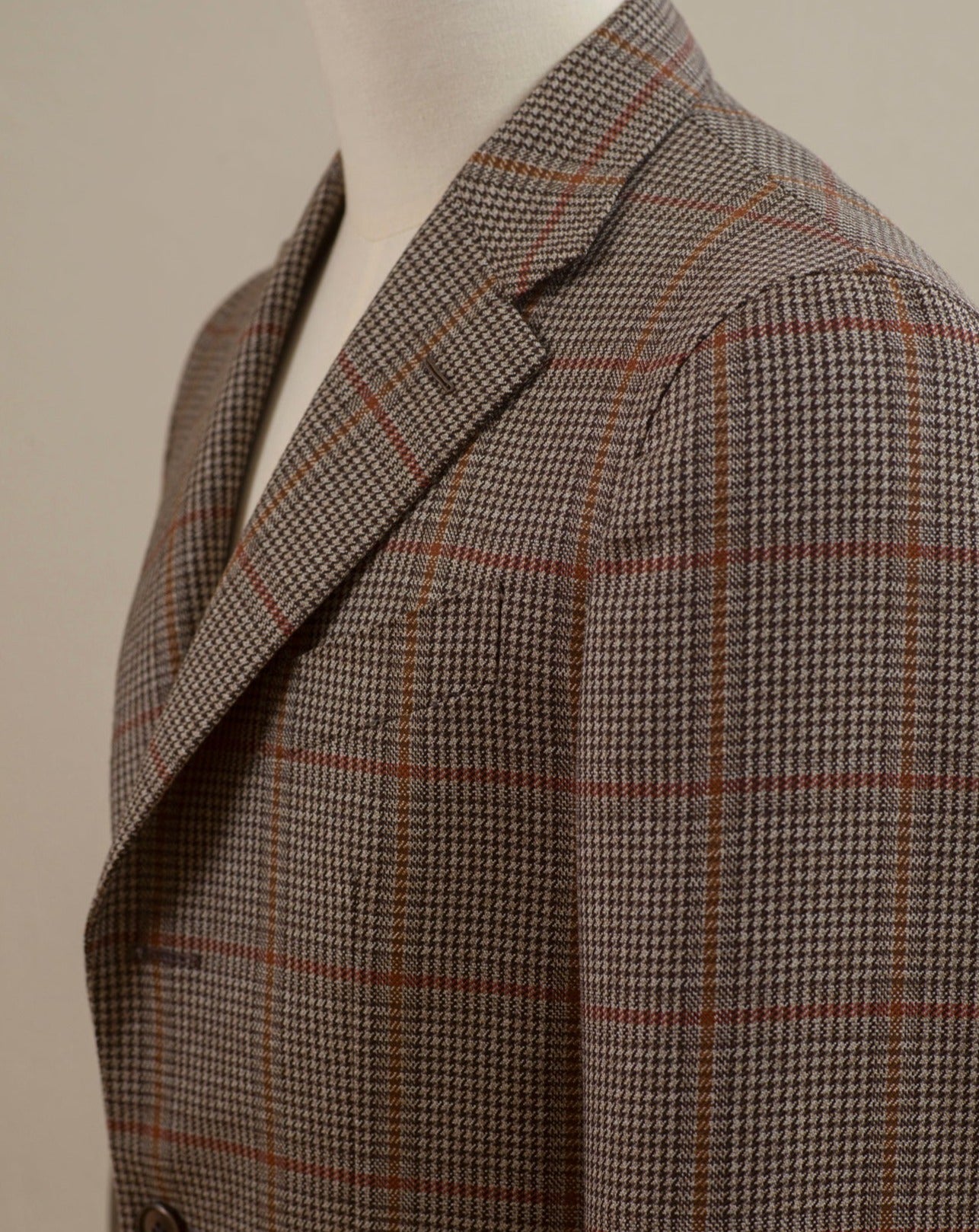Caruso blazer impeccably tailored in Soragna, Parma, Italy. Stunning lightness and ease of movement without losing the classic tailored elegance. These are some of the ingredients that make Italian tailoring world famous and you can find it all in Caruso garments. Beautiful handmade detailing and naturally with a full canvas structure inside. CARUSO Blazer Model Tosca Art. 506938 BF2CM304A 100% wool 2 Patch Pockets Side vents Half Lined Regular fit