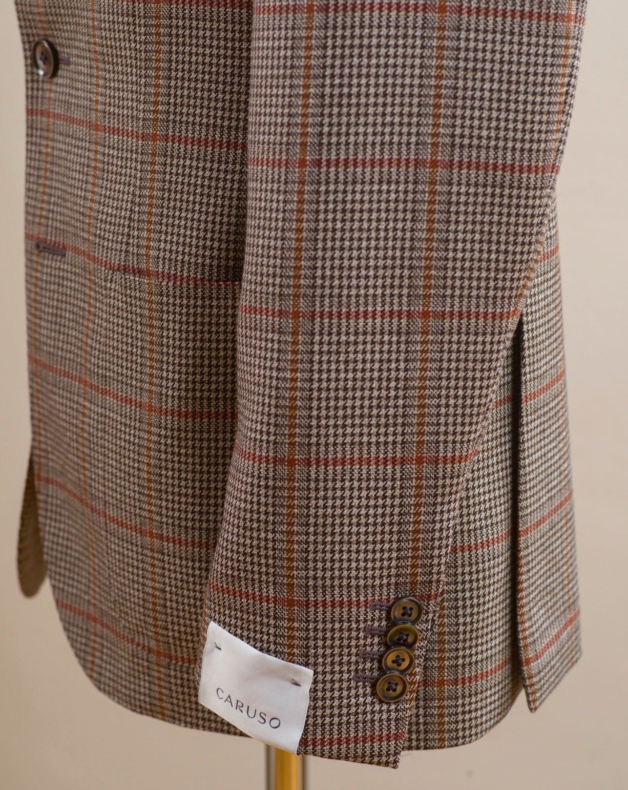Caruso blazer impeccably tailored in Soragna, Parma, Italy. Stunning lightness and ease of movement without losing the classic tailored elegance. These are some of the ingredients that make Italian tailoring world famous and you can find it all in Caruso garments. Beautiful handmade detailing and naturally with a full canvas structure inside. CARUSO Blazer Model Tosca Art. 506938 BF2CM304A 100% wool 2 Patch Pockets Side vents Half Lined Regular fit