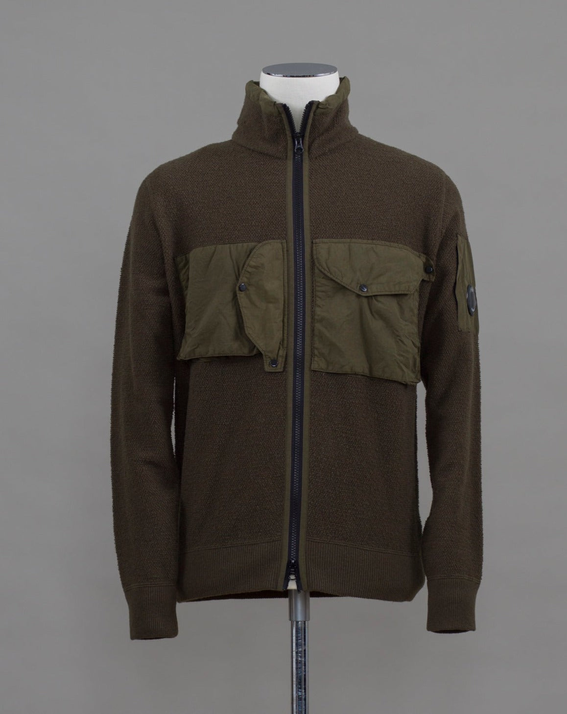 Art. 13CMKN281A 005504M Col. 103 / Gauze White Main fabric: 80% Wool, 20% Polyamide / Nylon Secondary fabric: 100% Polyamide / Nylon C.P. Company Knit Lambswool Cardigan / Ivy Green